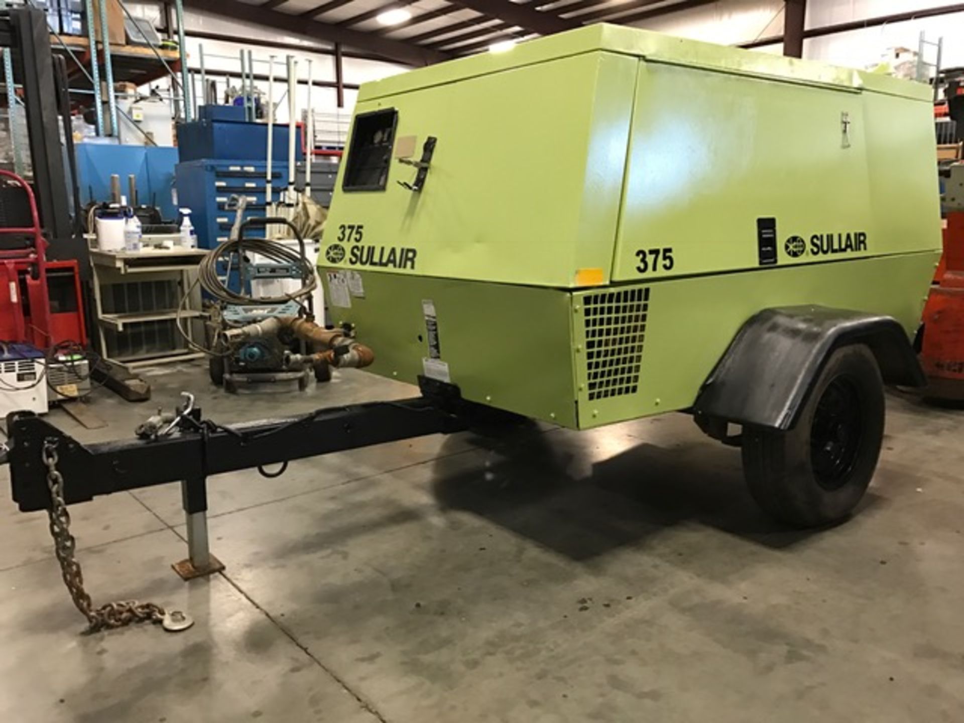 SULLAIR 375 AIR COMPRESSOR, 678 HOURS SHOWING, JOHN DEERE DIESEL 4.5L, ADJUSTABLE PINTLE HITCH, - Image 3 of 8