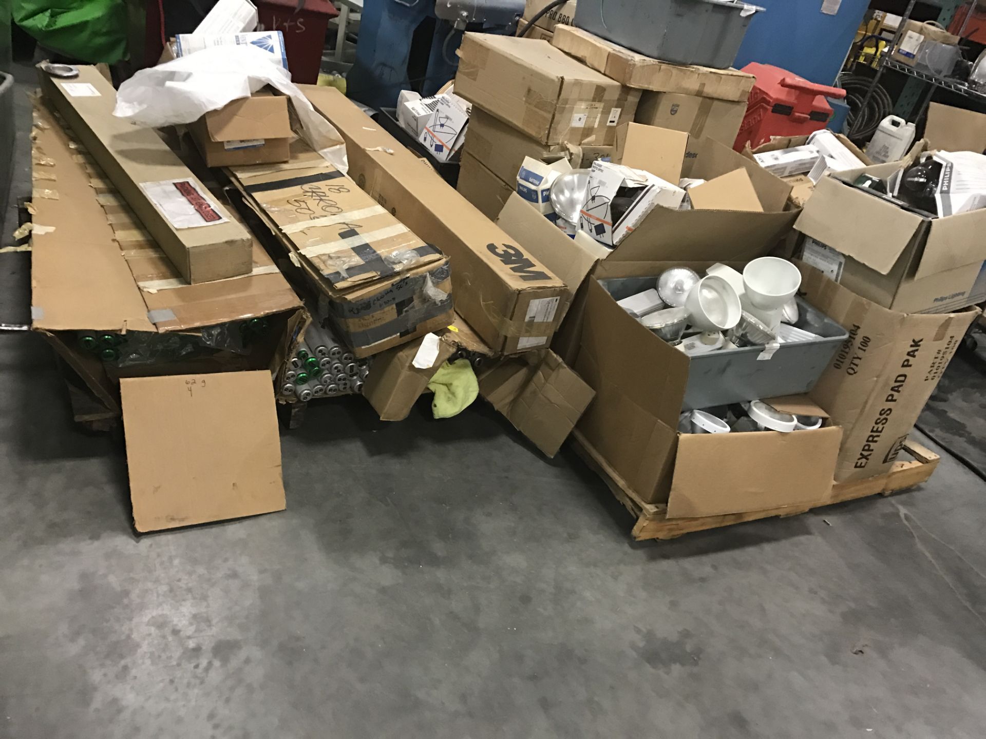 LARGE ASSORTMENT OF MOSTLY NEW LIGHT BULBS