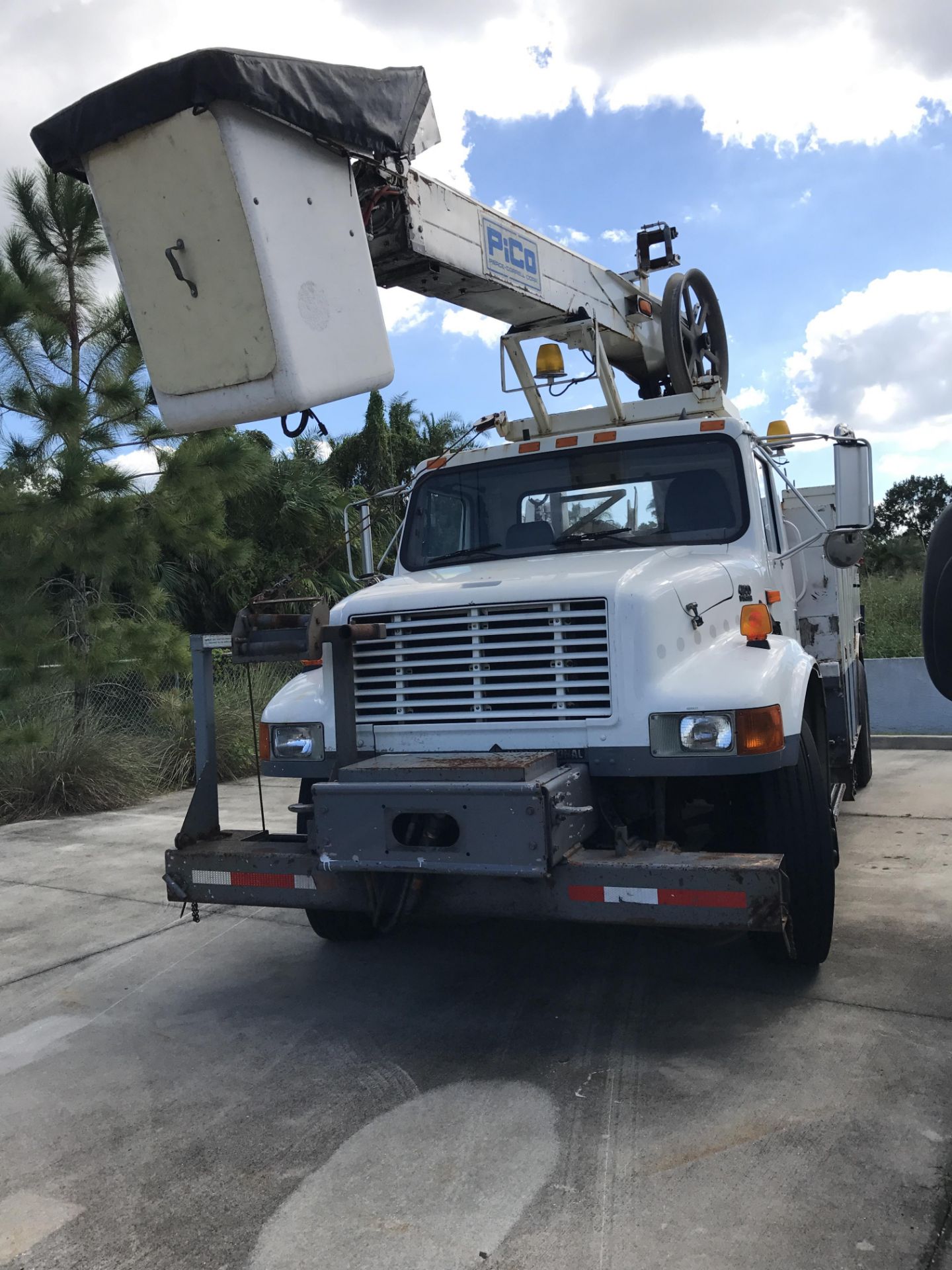 2002 INTERNATIONAL 4000 SERIES PICO CABLE PLACING BUCKET TRUCK - Image 2 of 4