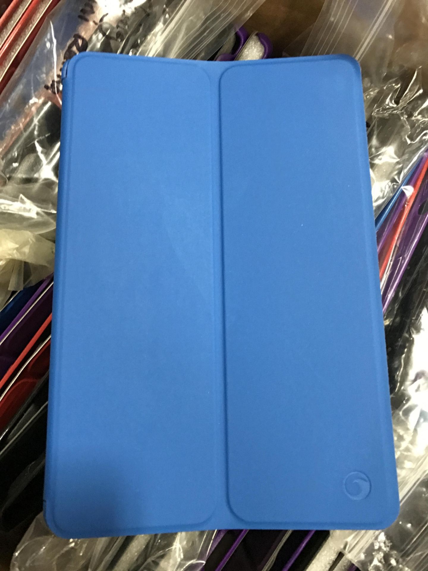 BOX OF APPROX. 50 IPAD MINI HARD CASES - Image 2 of 3