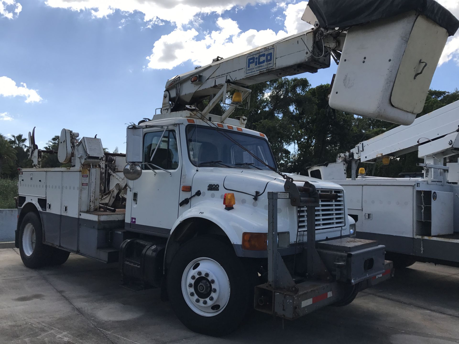 2002 INTERNATIONAL 4000 SERIES PICO CABLE PLACING BUCKET TRUCK