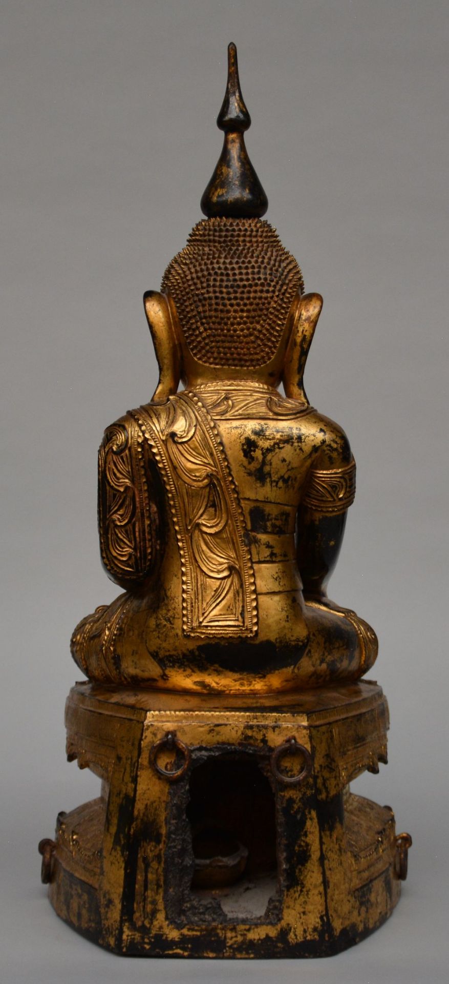 An Oriental gilt wooden sculpture of a seated Buddha, 18th/19thC, H 88 cm - Image 3 of 4