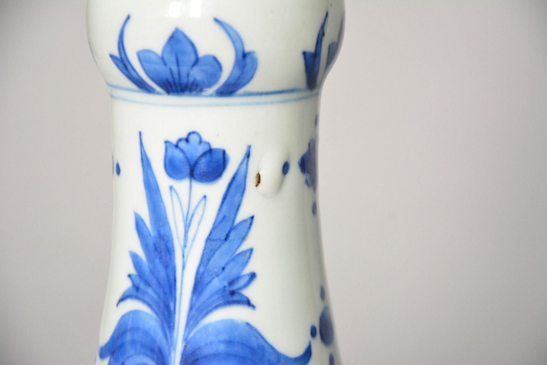 A Chinese blue and white bottle-shaped vase decorated with a genre scene in a garden, Transitional - Bild 7 aus 8