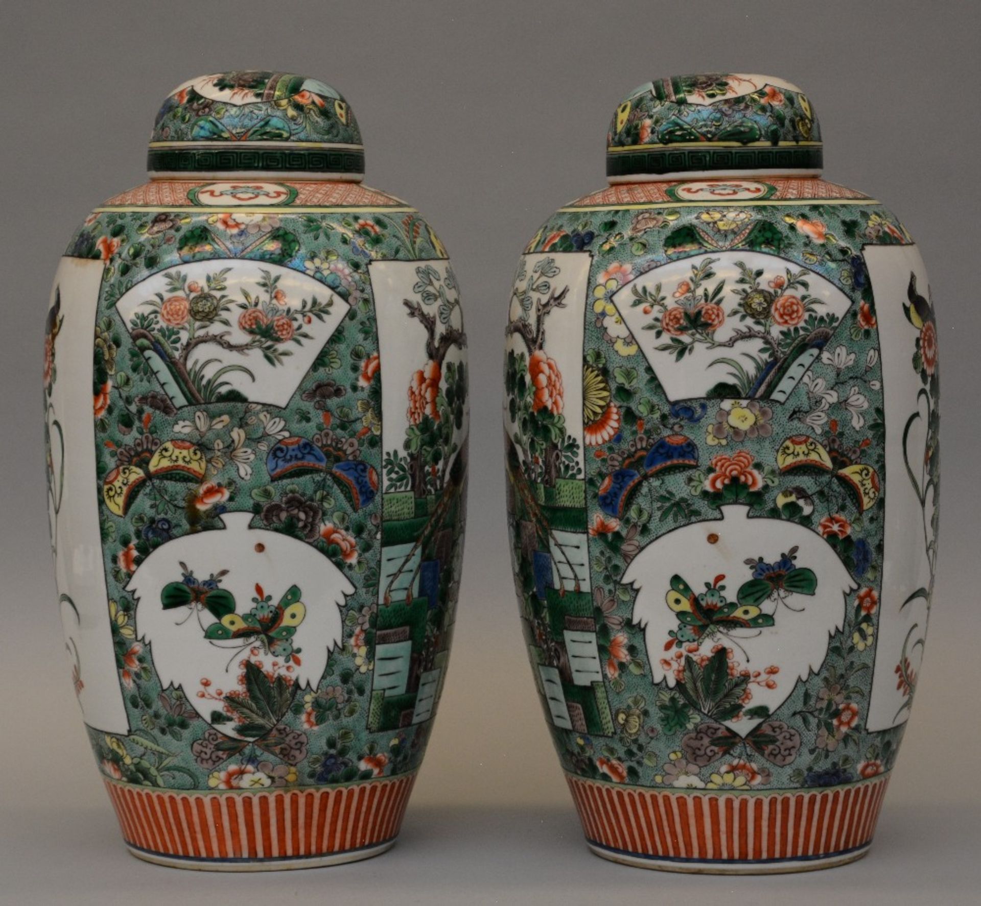 A pair of Chinese famille verte pots with cover, painted with floral motifs, birds and a - Bild 4 aus 8