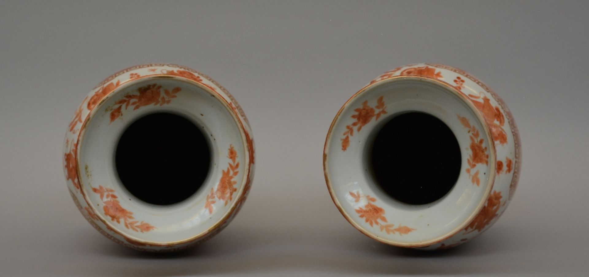 A pair of Chinese vases with iron-red upperglaze, painted with court scenes, first half of 19thC, - Bild 5 aus 10