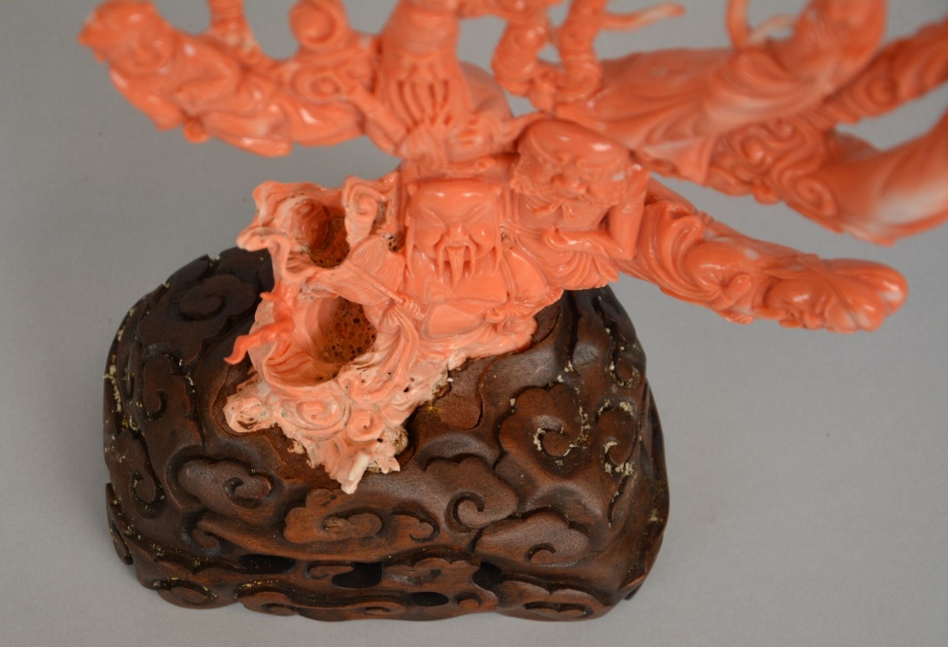 A Chinese red coral sculpture carved with five savants, two ladies and a child, H 39,5 cm, Total - Bild 4 aus 5