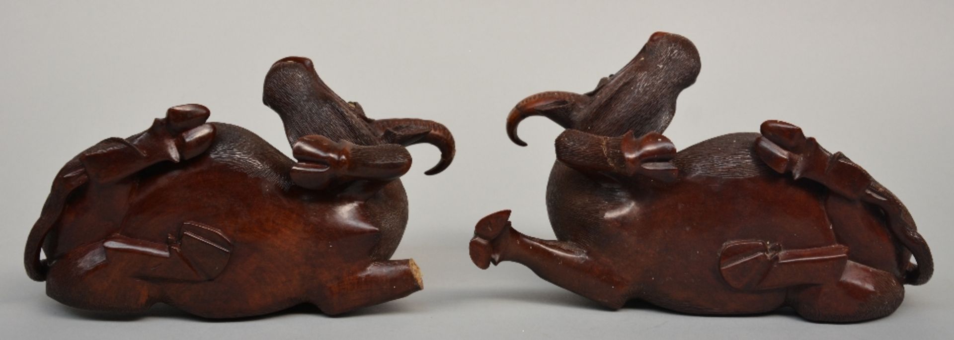 A pair of Chinese wooden carved children figures on a lying buffalo, on a wooden base, H 18 - B 29 - Bild 7 aus 8