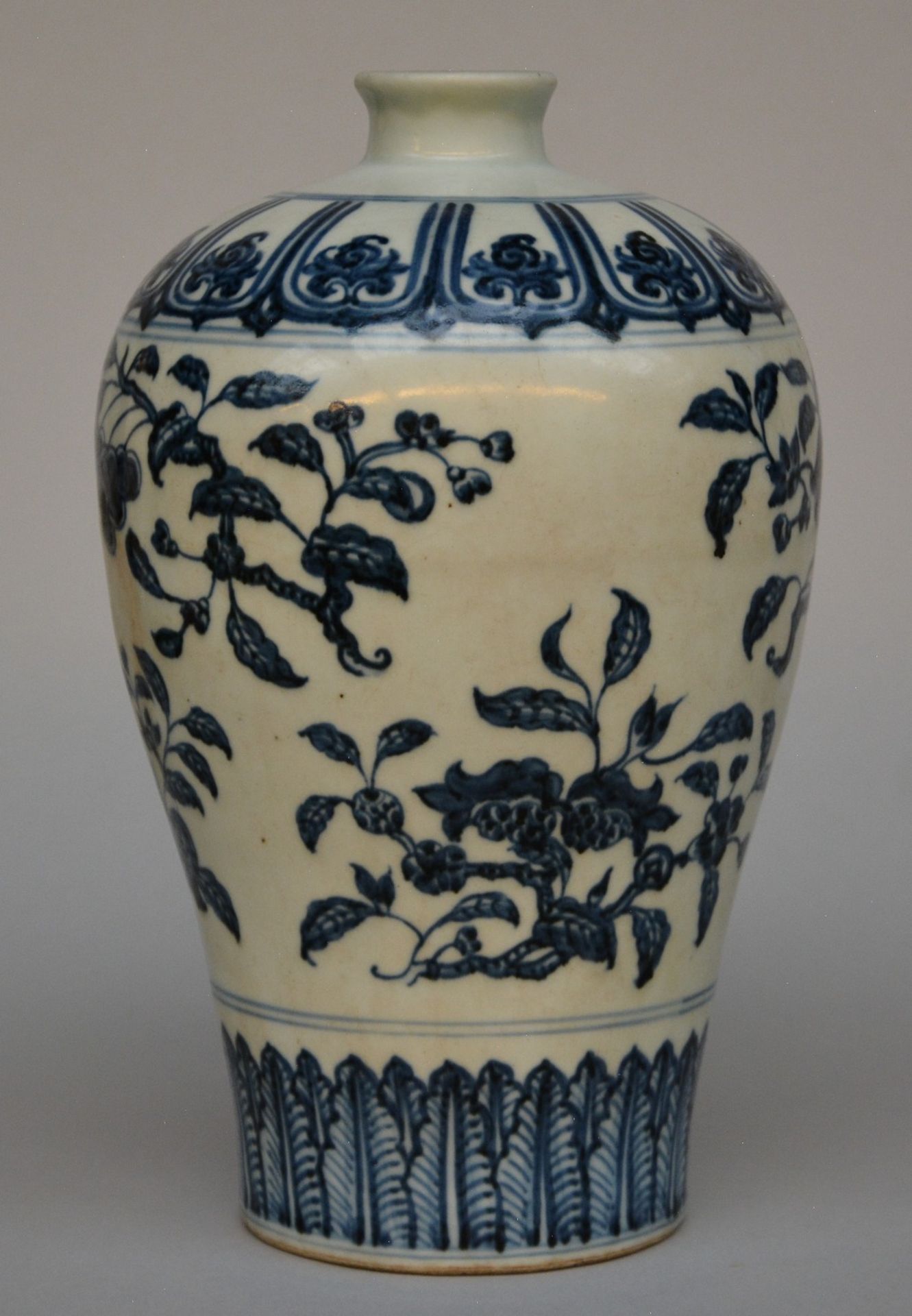 A Chinese blue and white decorated Meiping vase with floral decoration, probably 17thC, H 28,5 cm ( - Bild 4 aus 6