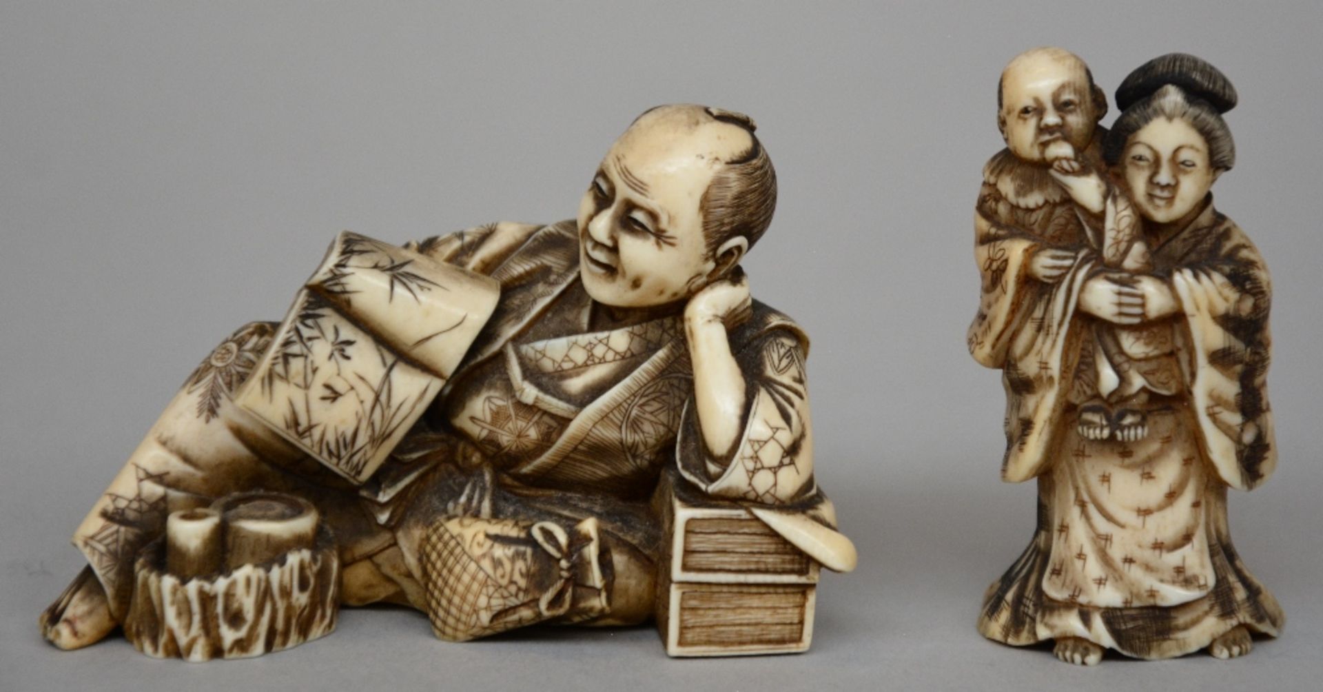 A pair of Chinese ivory Fu lions, on a wooden base, scrimshaw decorated, early 20thC, H 12,3 cm; - Image 4 of 5