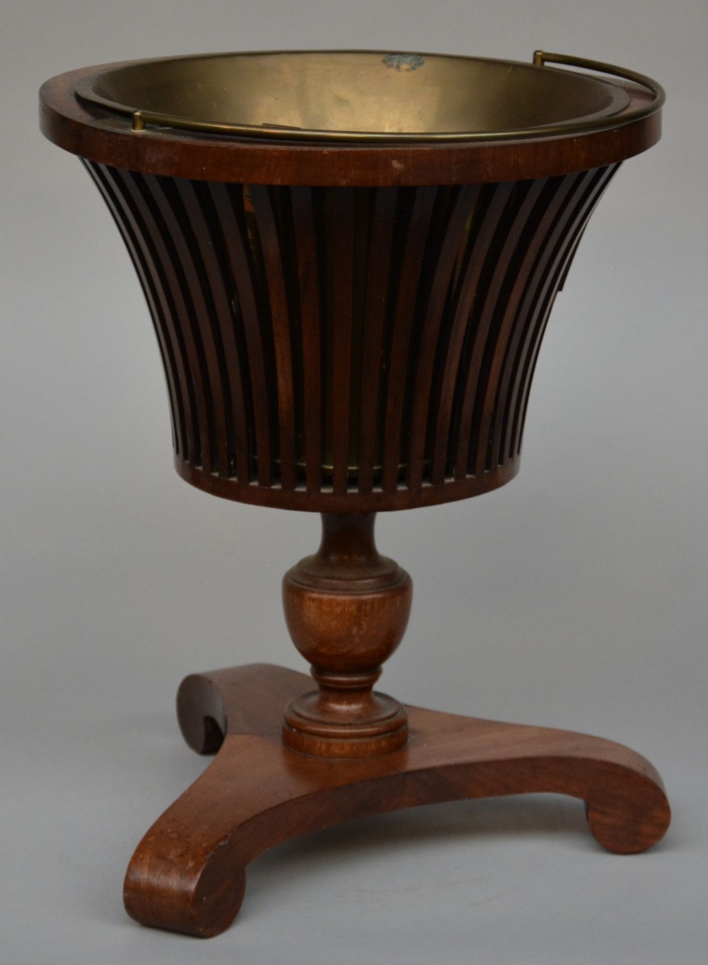 Mahogany and brass tea stove, 19thC, H 48 - Diameter 37,5 cm (minor damage) - Image 2 of 6