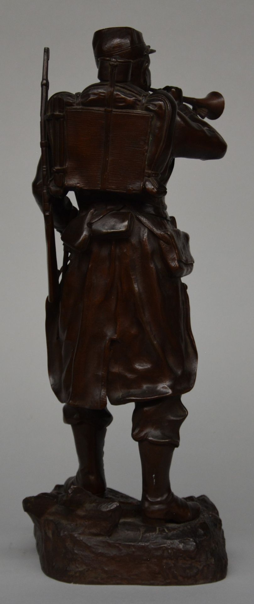 Milliot F., a bronze sculpture figuring a soldier ('Le R¨¦veil'), H 47 cm - Bild 3 aus 7