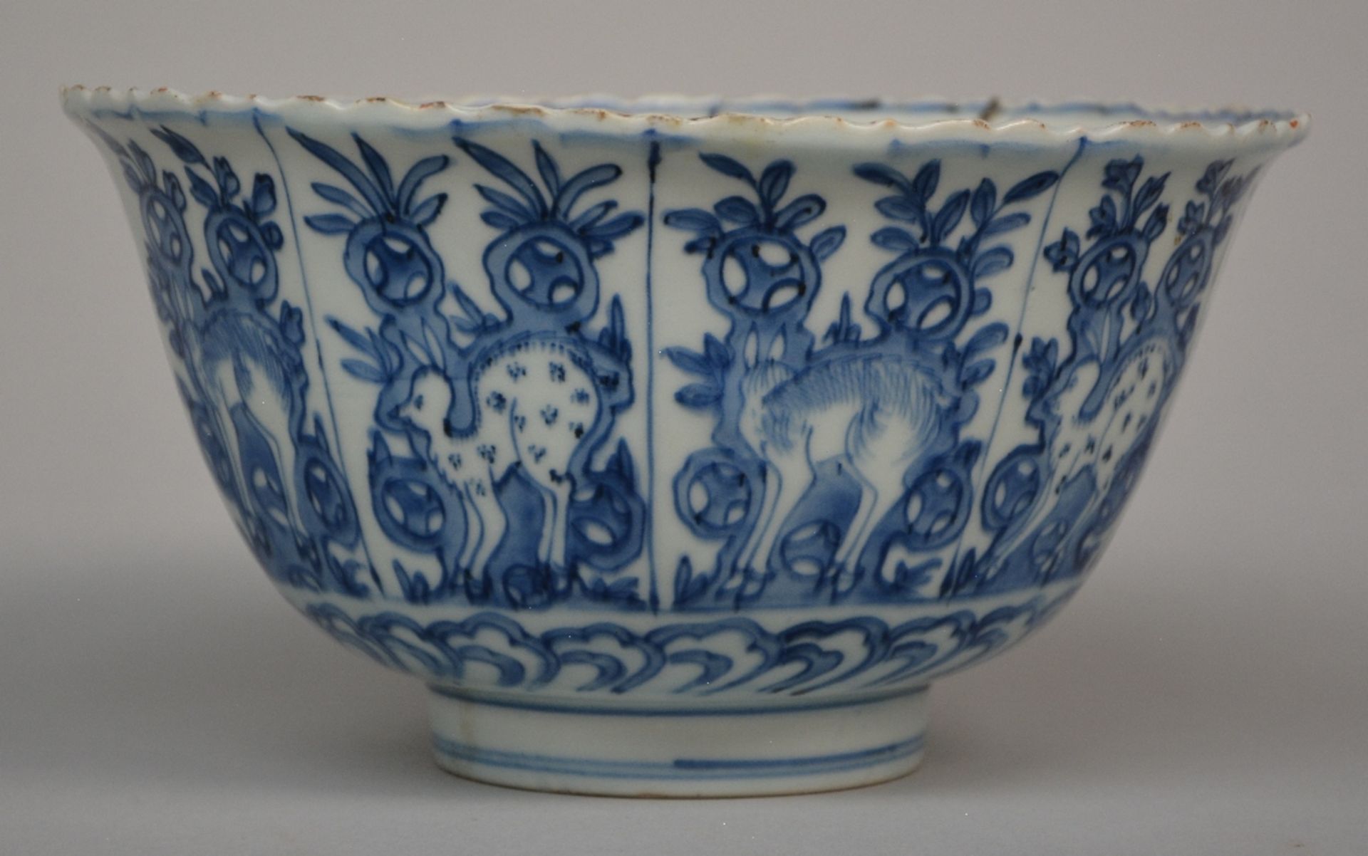 A Chinese blue and white bowl with fluted rim, overall decorated with deer in a landscape, on the - Bild 5 aus 7