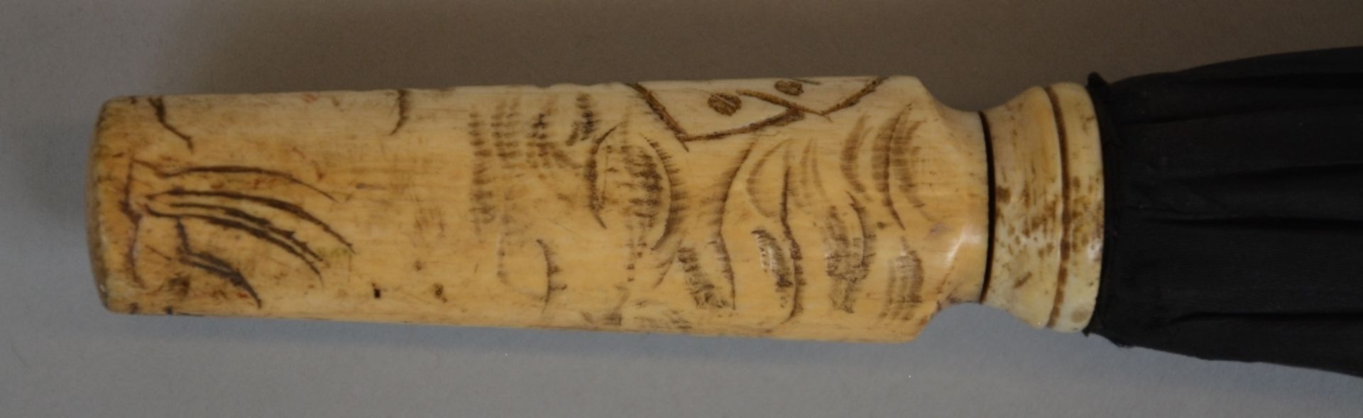 An umbrella with cut ivory grip and bone base, Japan, end of the Meiji period, H 21 cm (handle) - - Image 5 of 5