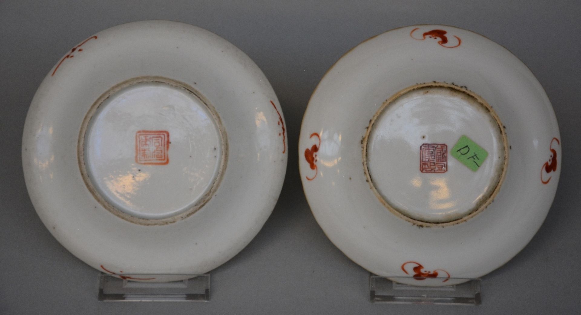 Ten Chinese polychrome decorated plates depicting figures, flowers, fishermen, birds, and peaches, - Bild 7 aus 12