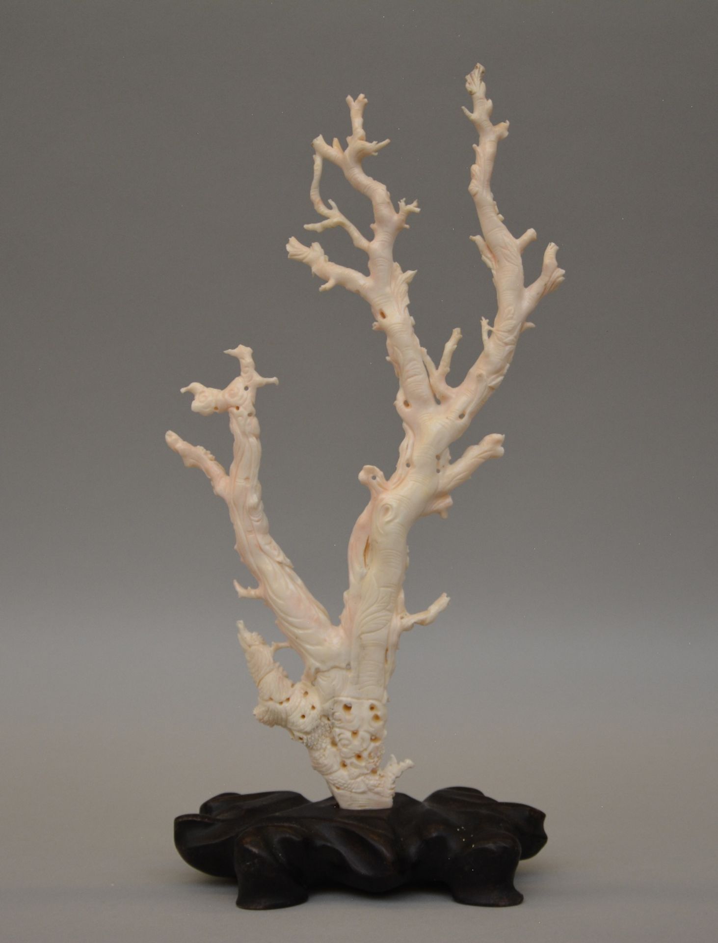 A Chinese white coral sculpture carved with figures, birds and flowers, on a wooden base, H 45 - Bild 3 aus 9