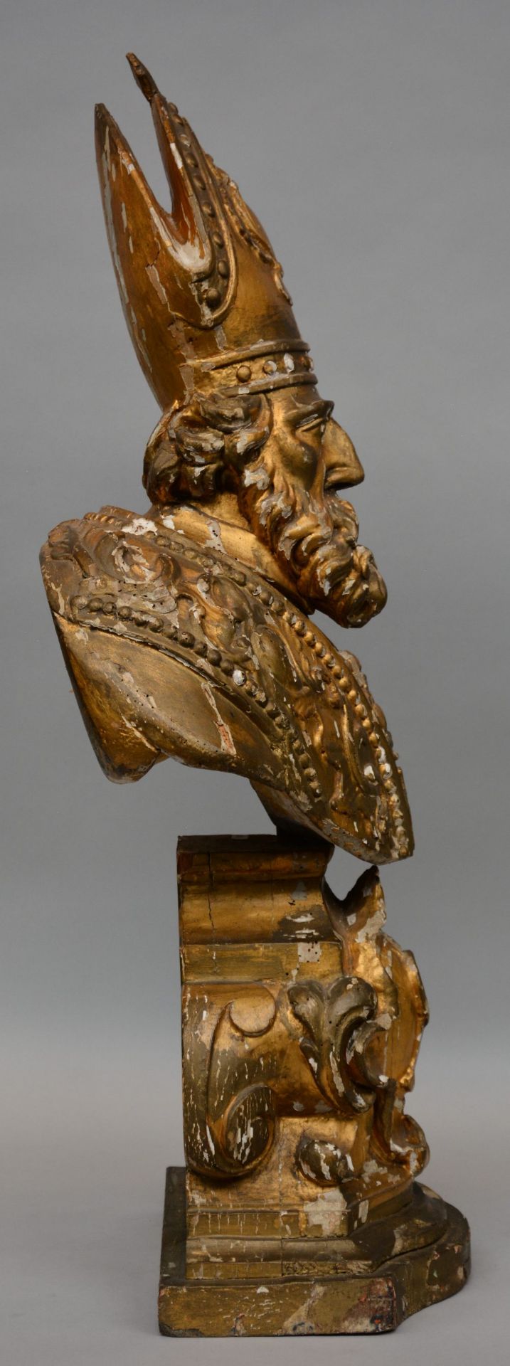 An 18thC gilt limewood bust of a saint, H 86 cm (restoration) - Bild 4 aus 6