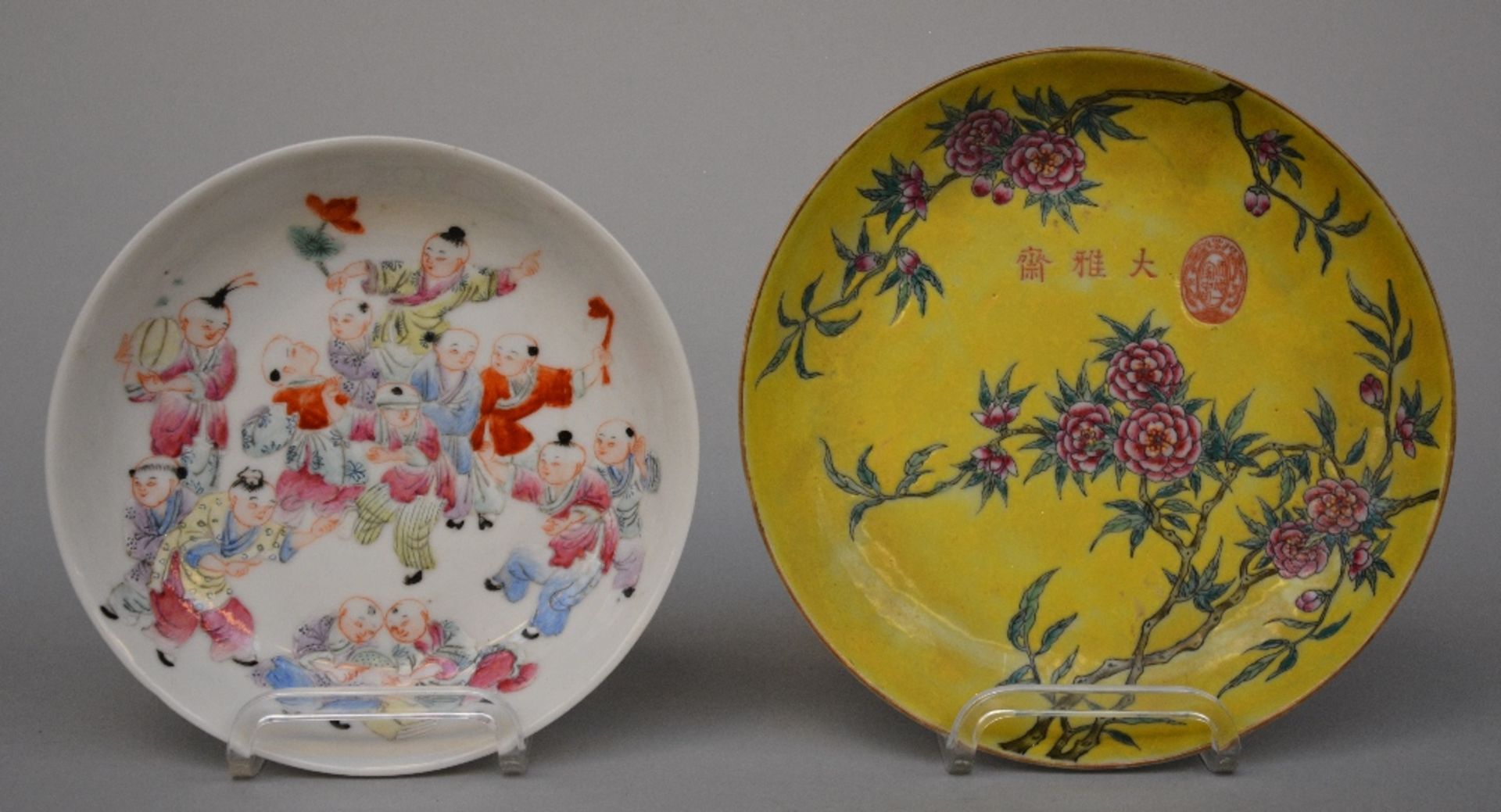 Ten Chinese polychrome decorated plates depicting figures, flowers, fishermen, birds, and peaches, - Bild 2 aus 12