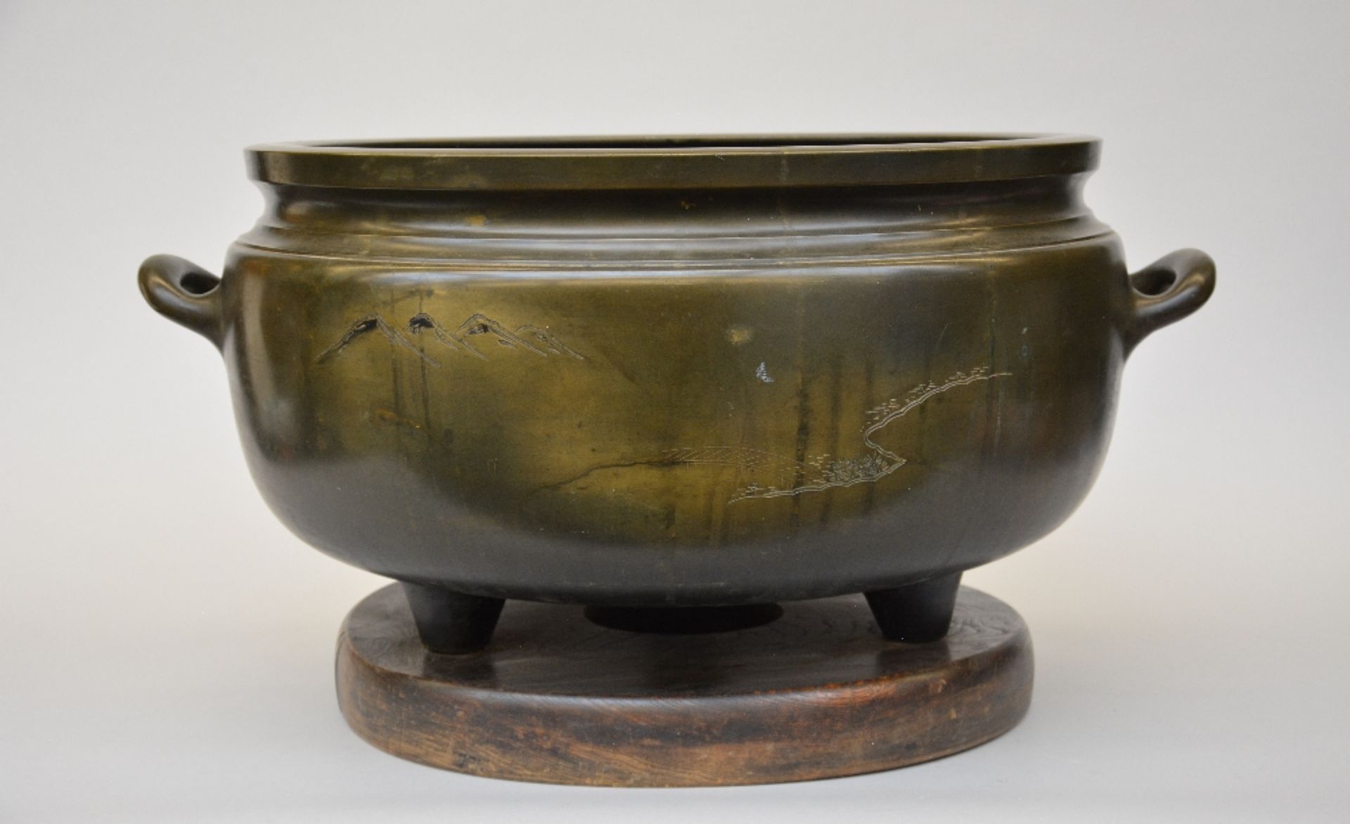 An exceptional Japanese bronze incense burner on a wooden base, late Edo period, H 36,5 - W 70 cm ( - Image 3 of 8