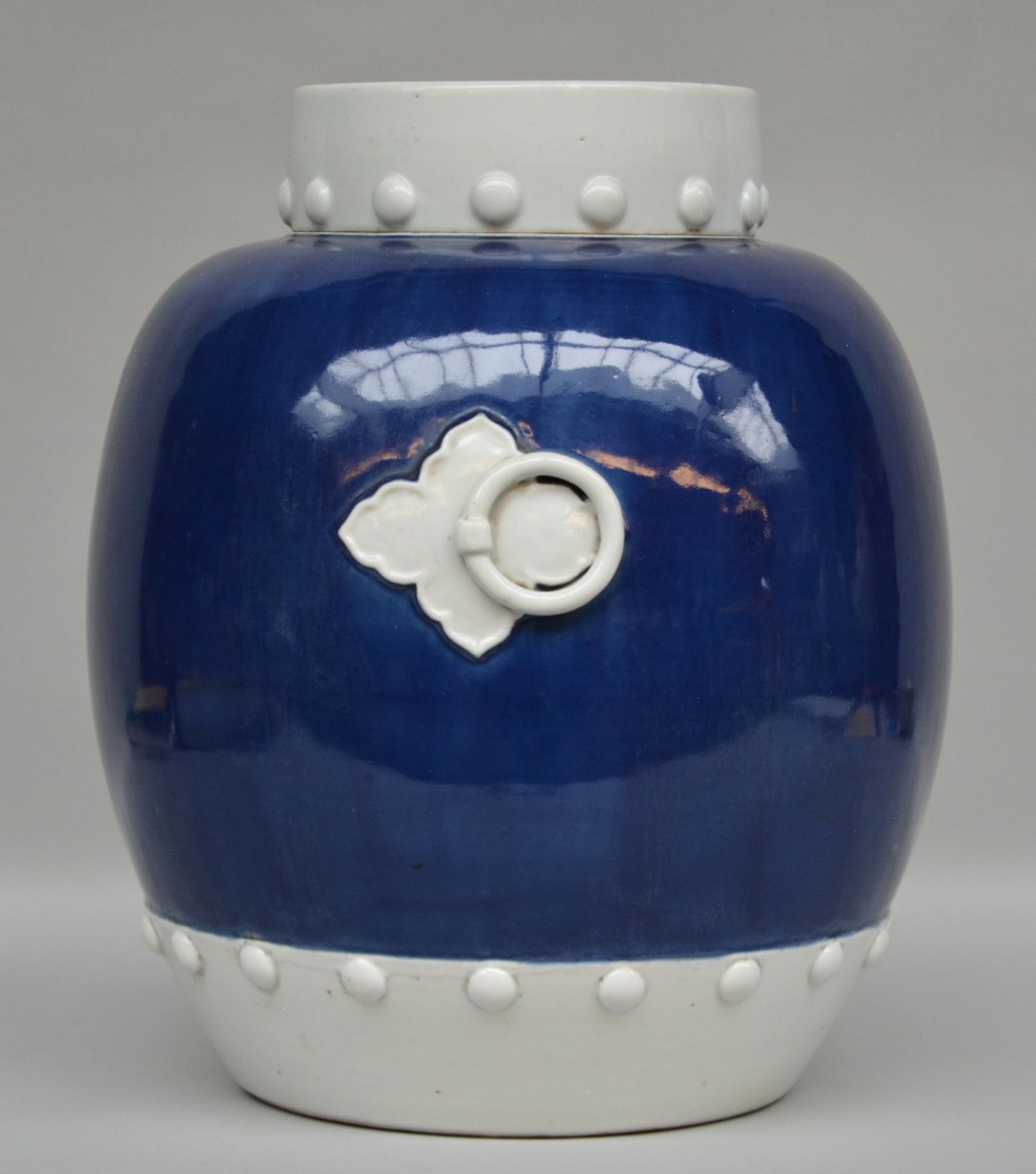 A Chinese blue and white jar with cover, decorated with relief, 19thC, H 41 cm (minimal chips on the - Bild 4 aus 8