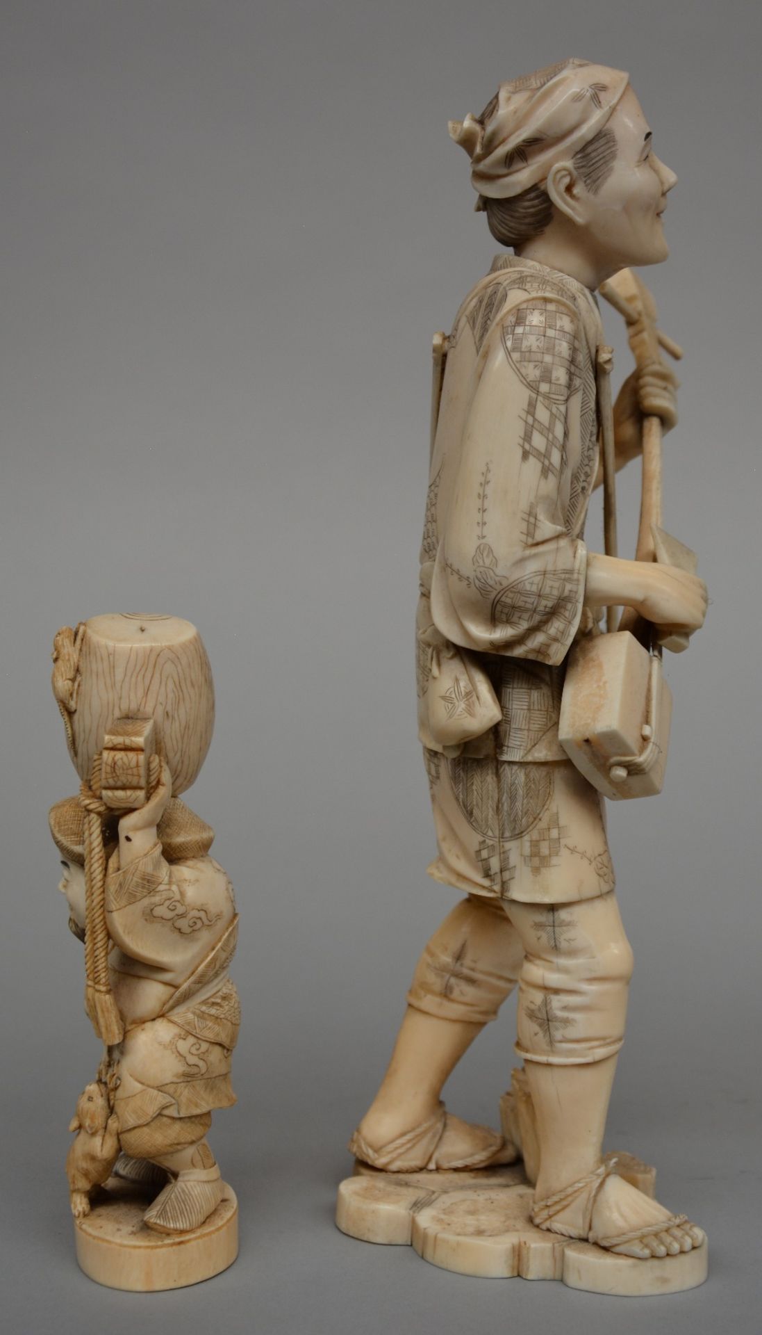 A Japanese ivory okimino of a street musician scrimshaw decorated, Meiji period, H 29,3 cm, Weight - Image 4 of 6