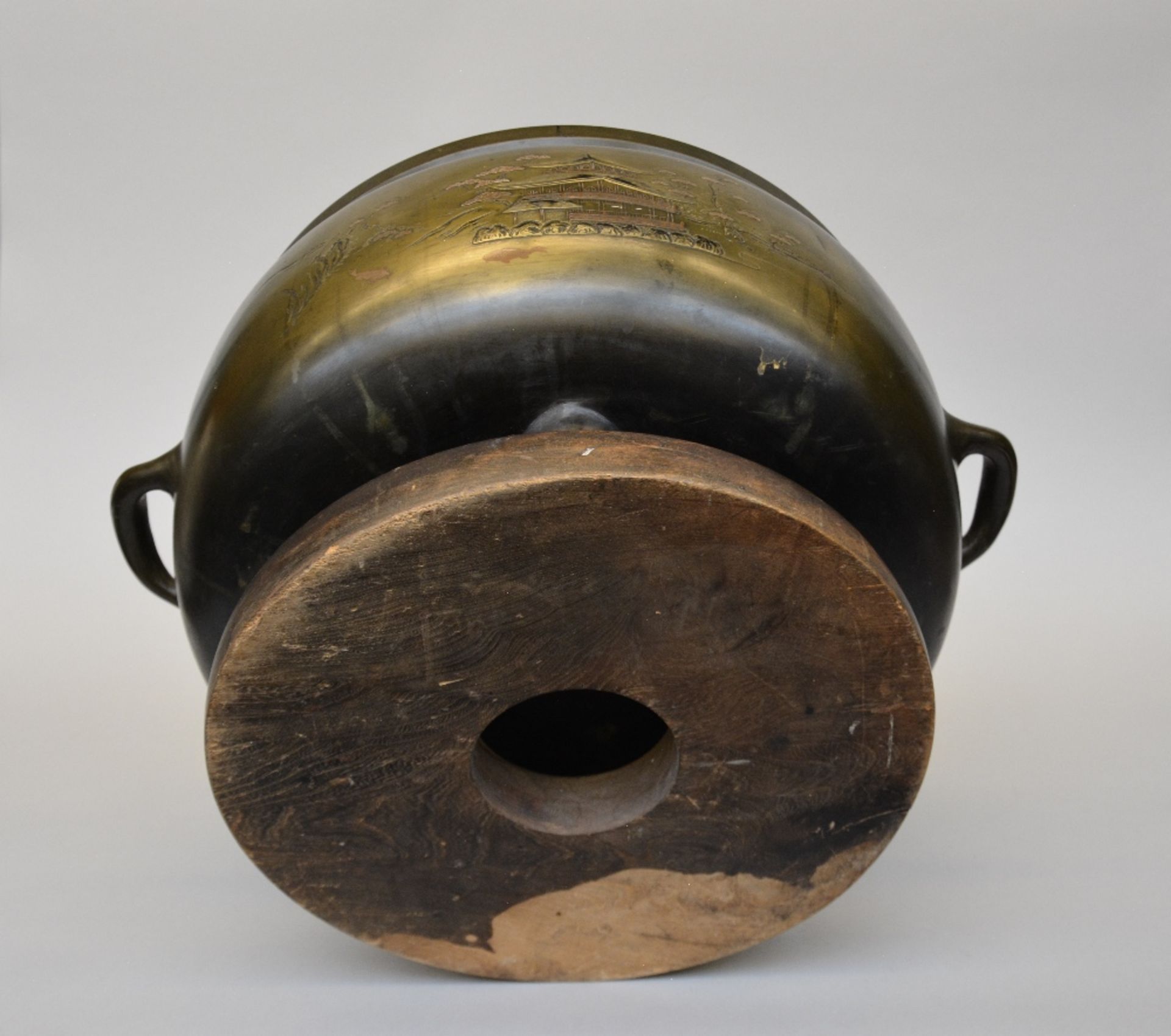 An exceptional Japanese bronze incense burner on a wooden base, late Edo period, H 36,5 - W 70 cm ( - Image 5 of 8