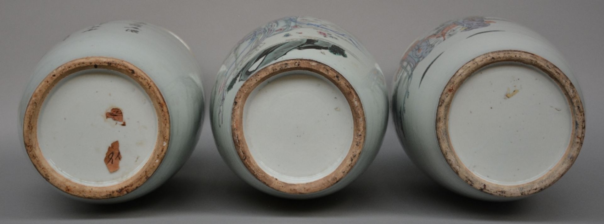 Three Chinese polychrome vases, decorated with genre scenes, H 58 - 57 cm - Bild 6 aus 6