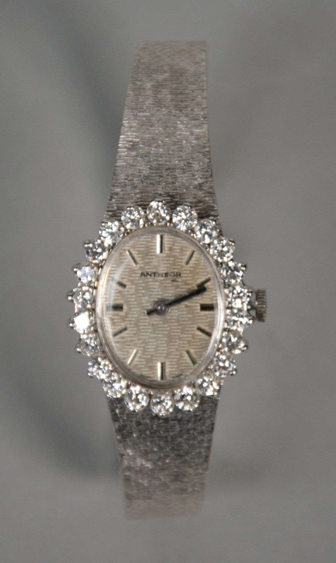 An exceptional Antheor women's wristwatch in 18ct white gold, mounted with 22 brilliant-cut - Bild 3 aus 4