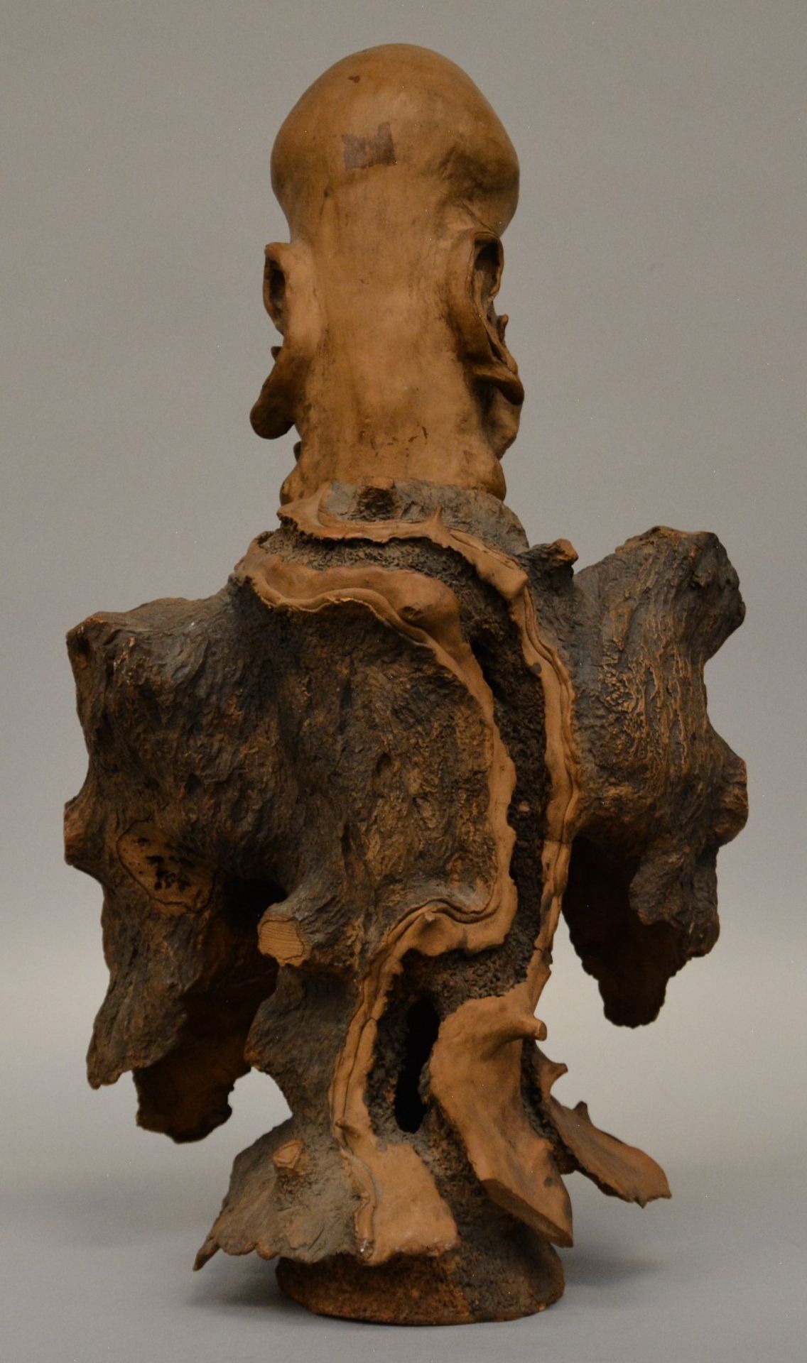 An Oriental terracotta sculpture depicting a sage, H 53,5 cm - Bild 3 aus 5