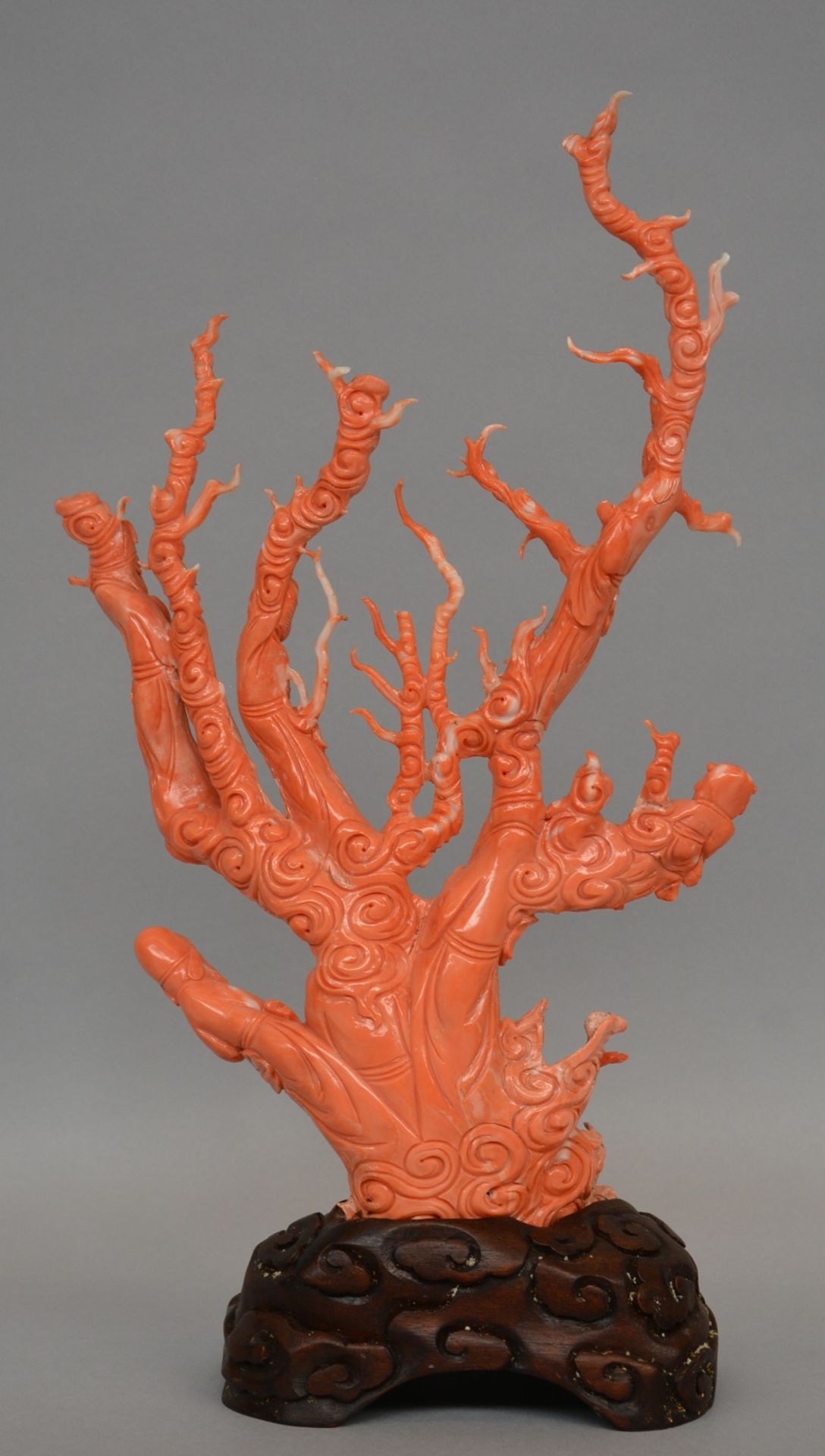 A Chinese red coral sculpture carved with five savants, two ladies and a child, H 39,5 cm, Total - Bild 2 aus 5