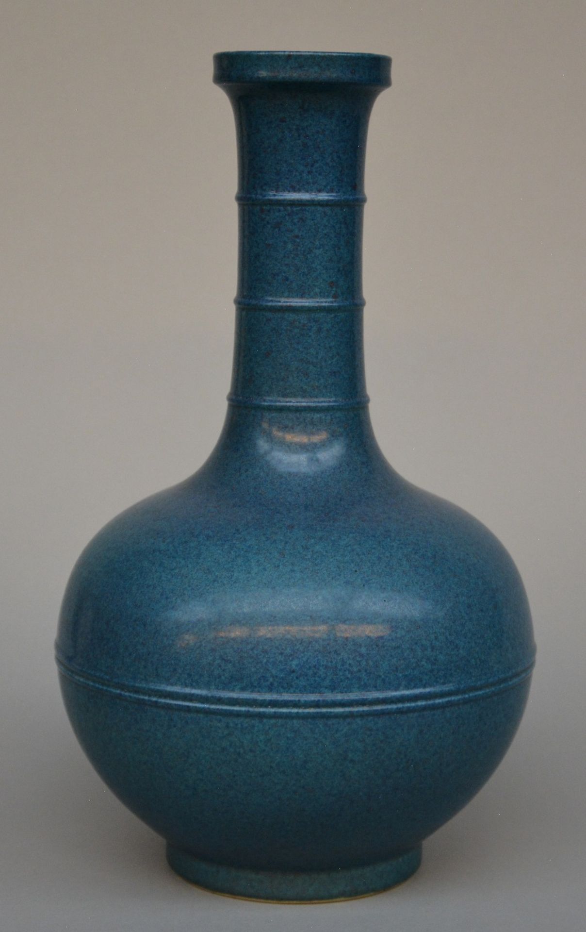 A 19thC Chinese powder blue bottle vase with relief decoration, H 38 cm - Bild 4 aus 6