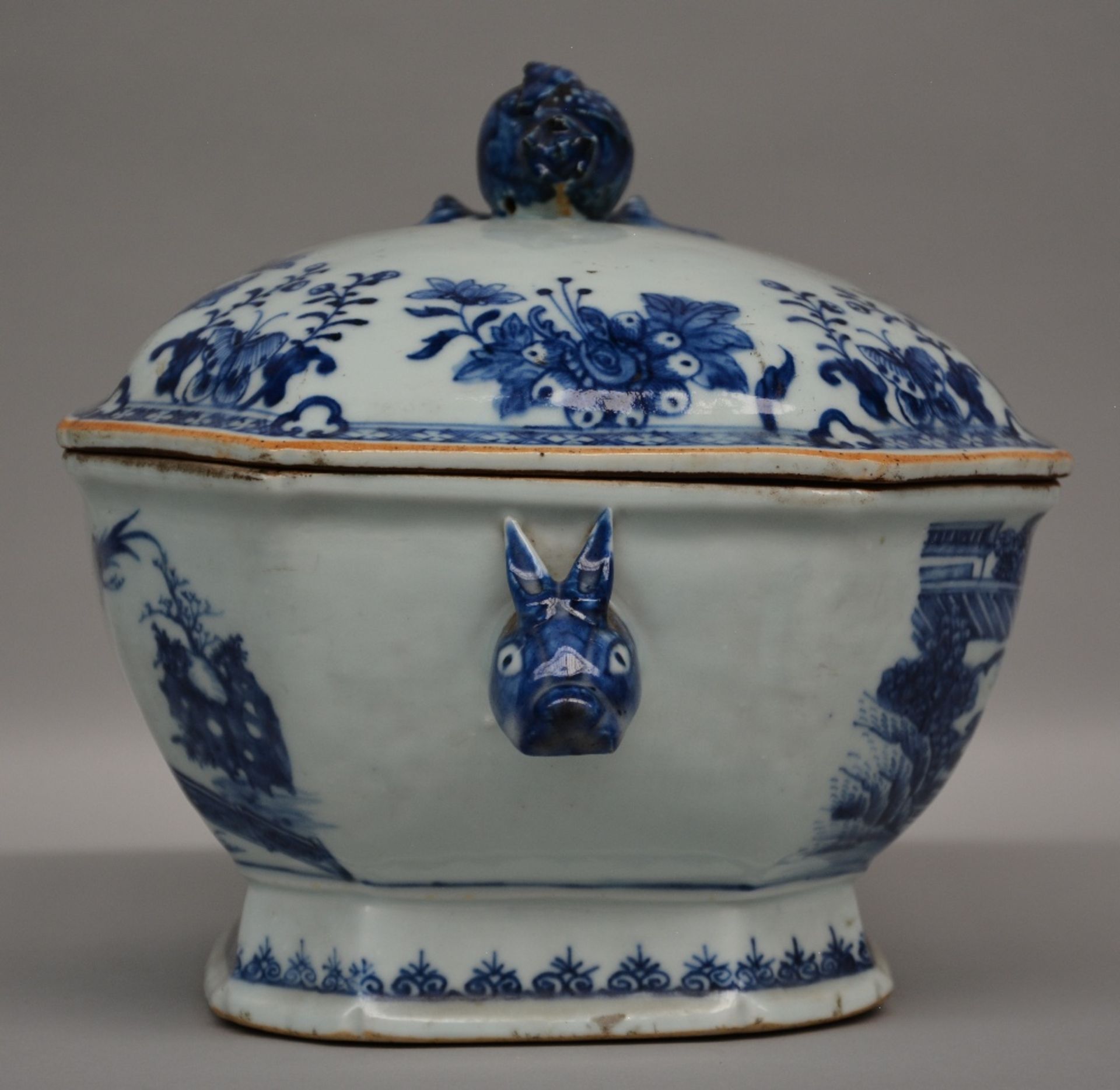 A Chinese blue and white octagonal tureen with underplate, decorated in the center with an - Bild 5 aus 9