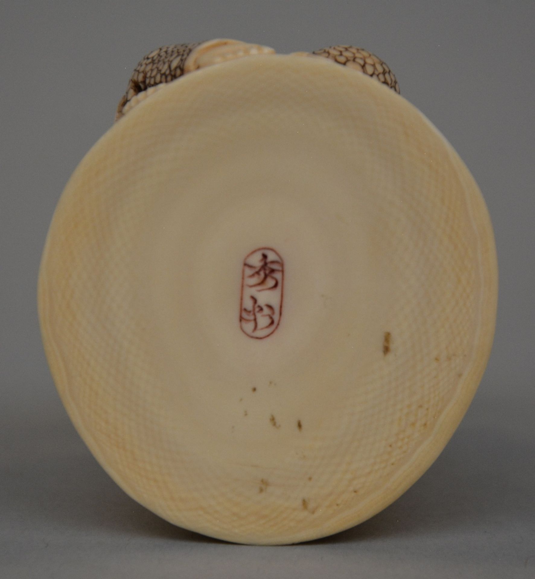 Three Japanese ivory okimono, scrimshaw decorated, first half of 20thC, H 10,3 / 5,5 / 5 cm, Total - Image 3 of 3