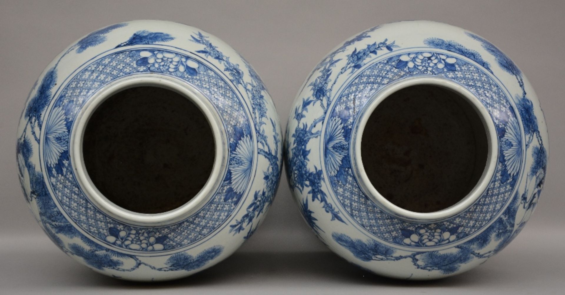 A pair of impressive Chinese blue and white vases with cover, decorated with the image of birds on a - Bild 5 aus 9