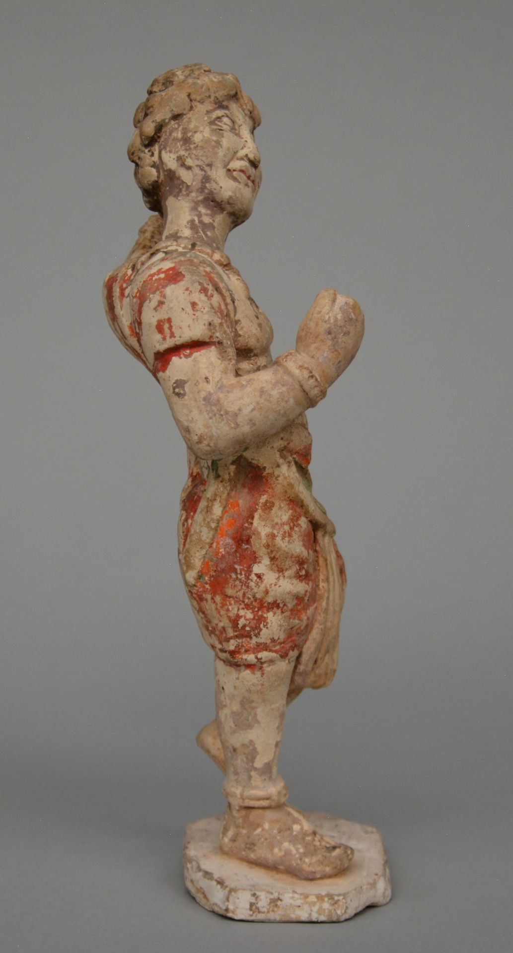 A Chinese polychrome terracotta figure of a foreign boy, Tang dynasty (618-906), H 27 cm (with TL - Bild 4 aus 9