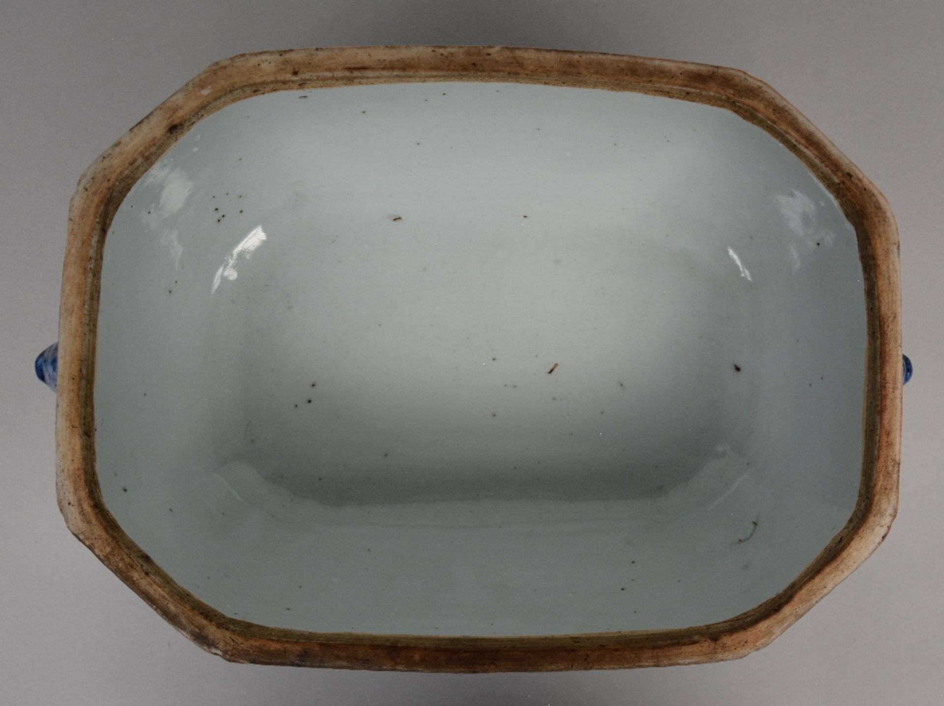 A Chinese blue and white octagonal tureen with underplate, decorated in the center with an - Bild 8 aus 9