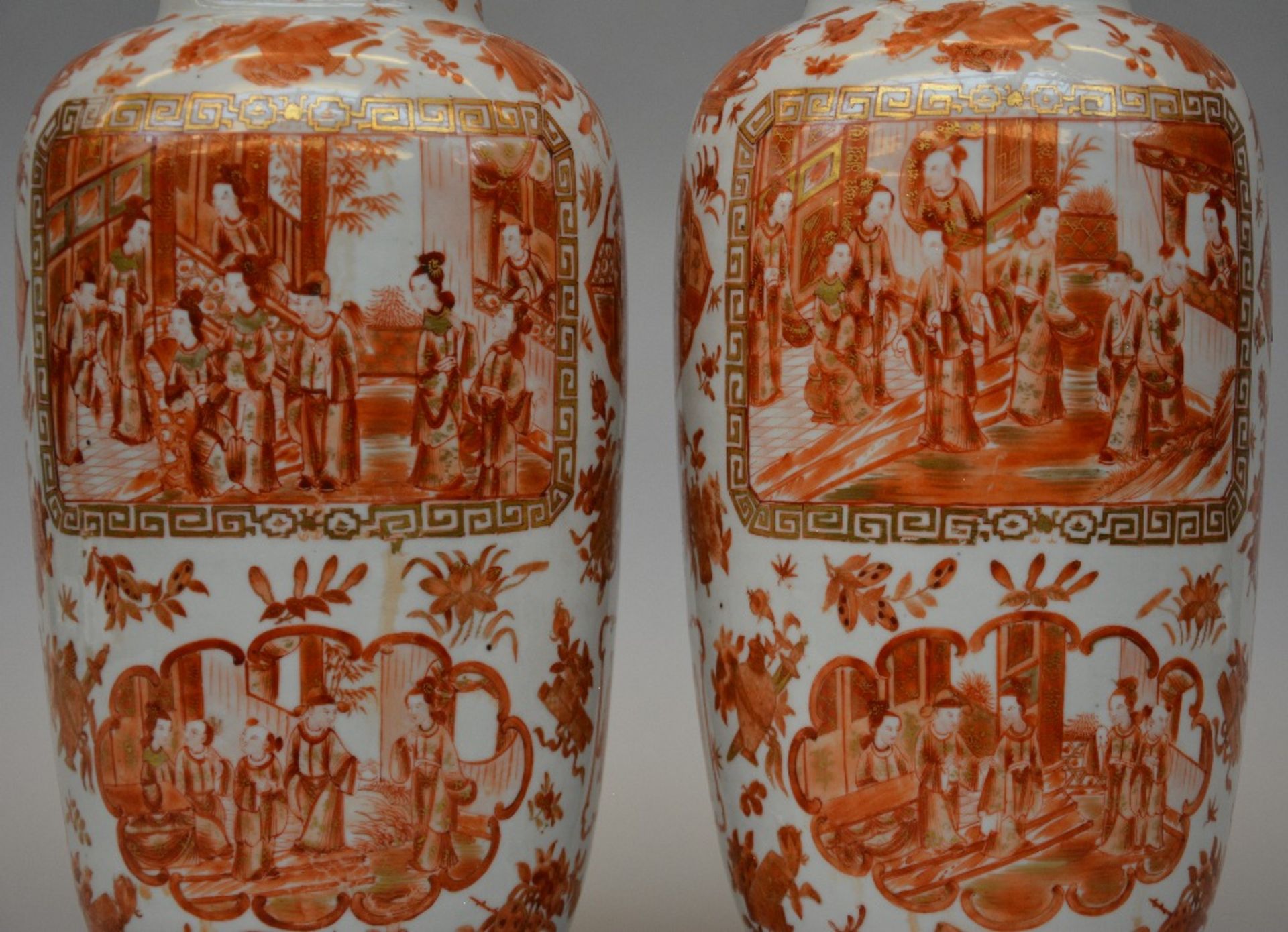 A pair of Chinese vases with iron-red upperglaze, painted with court scenes, first half of 19thC, - Bild 8 aus 10