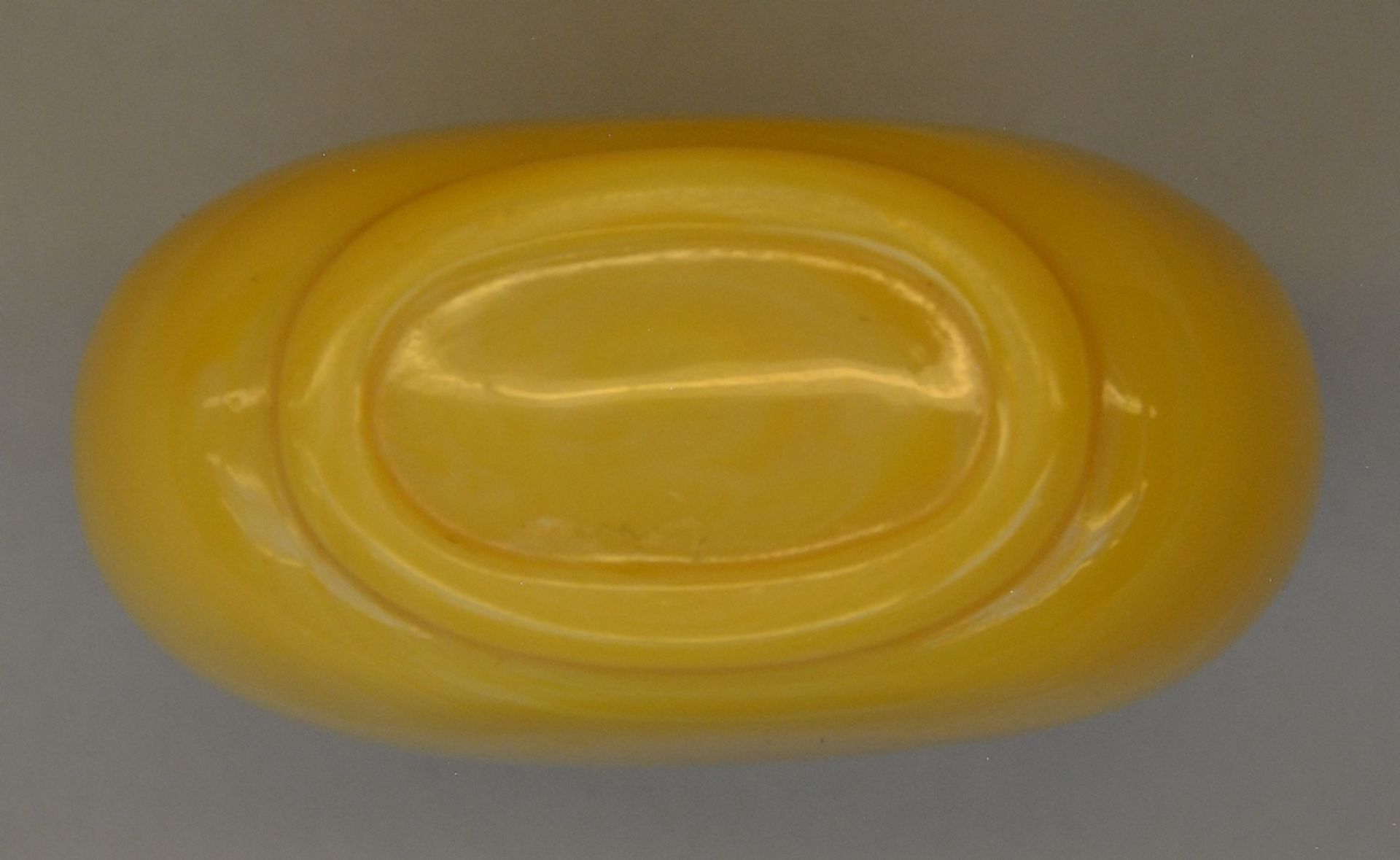 A fine Imperial yellow glass snuff bottle, perferctly modelled ovoid shape, standing on an oval - Bild 6 aus 6