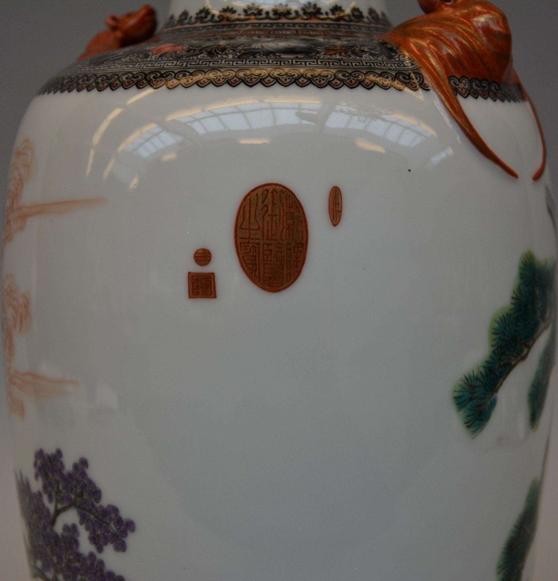 An exceptional Chinese polychrome decorated vase, painted with genre scene, relief decorated with - Bild 7 aus 8
