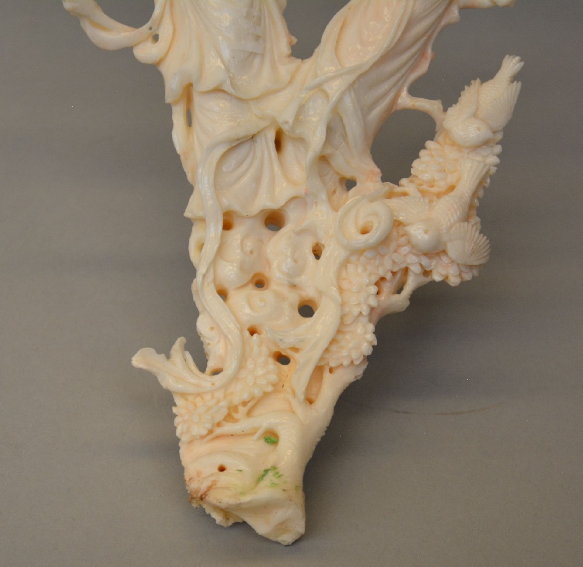 A Chinese white coral sculpture carved with figures, birds and flowers, on a wooden base, H 45 - Bild 7 aus 9