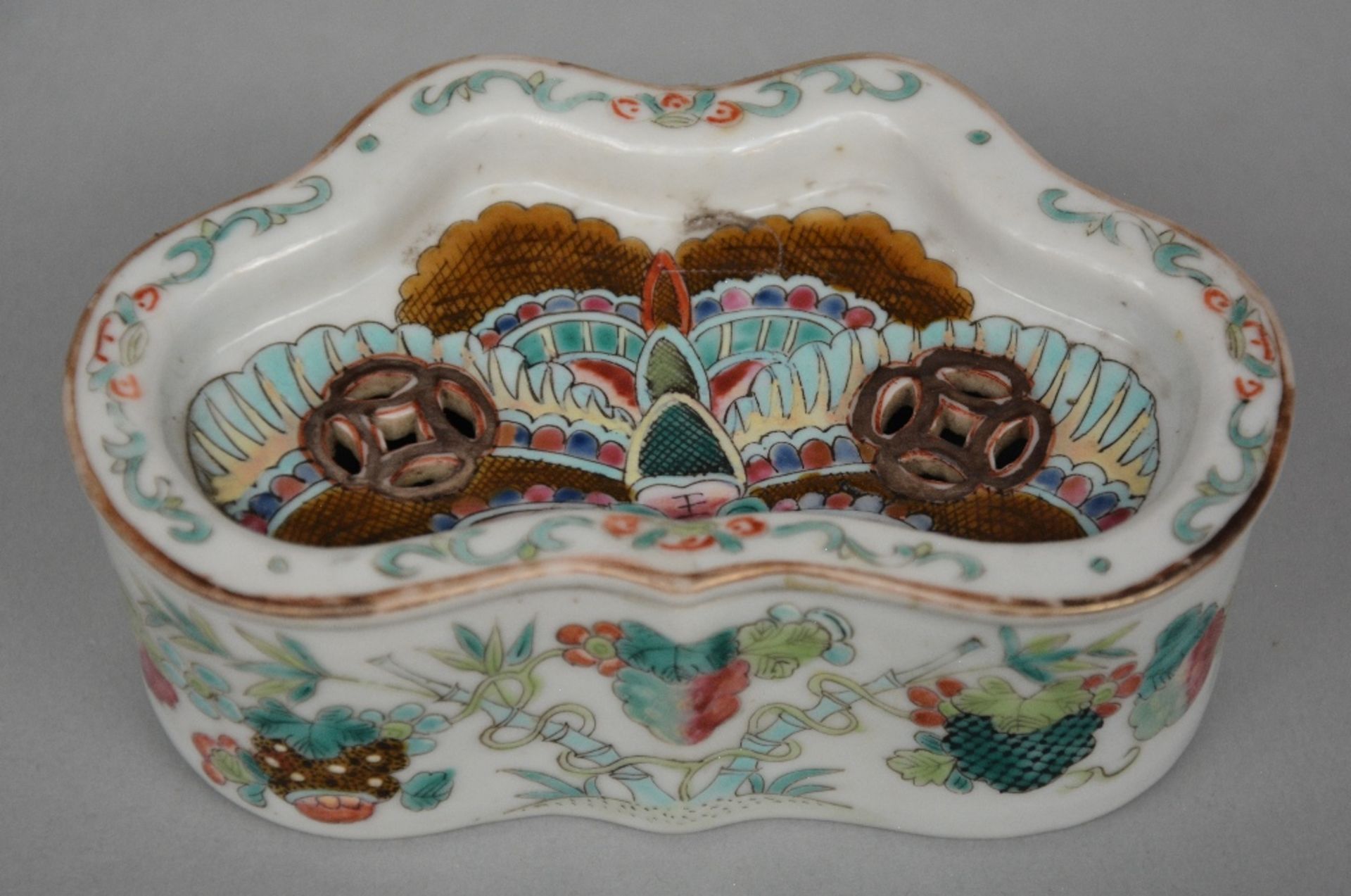 Various Chinese polychrome decorated bowls with cover, plates and brush pots, ca. 1900, H 4,5 > 12 - Bild 7 aus 7