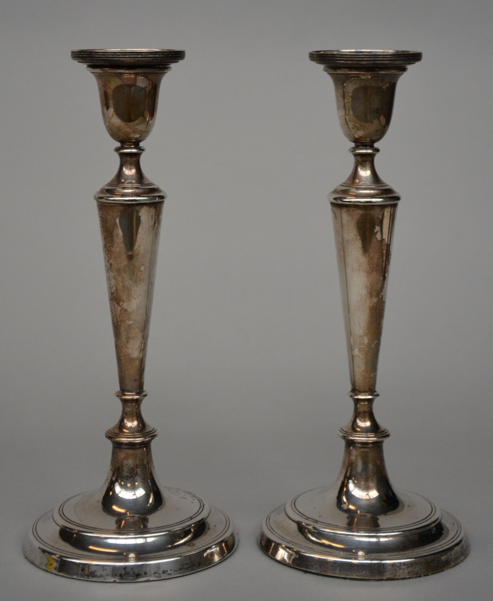 A pair of English Neo-classical silver candlesticks, hallmark London, dated 1978, H 23,5 cm, Total - Bild 4 aus 7