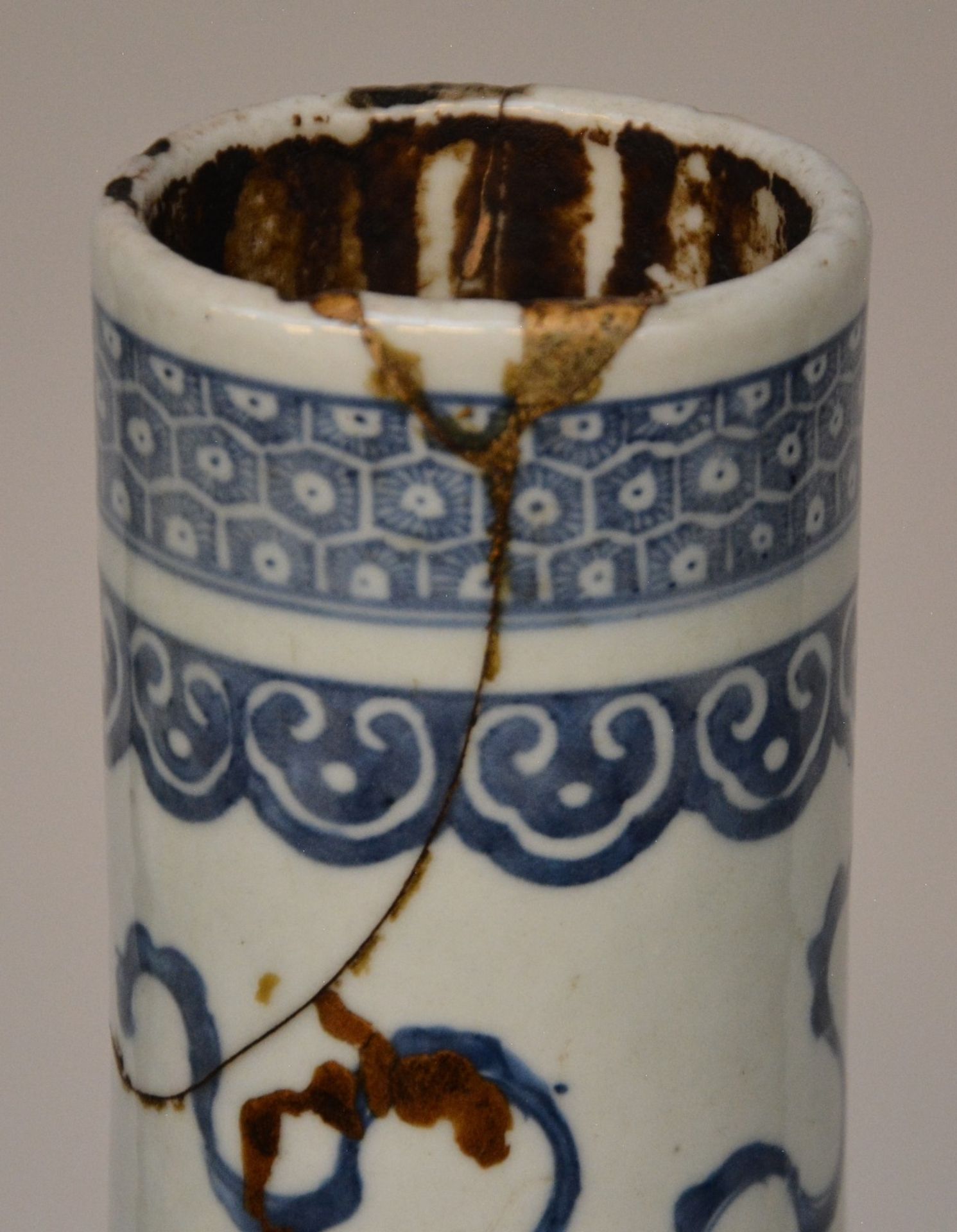 A Chinese polychrome decorated vase depicting Qilins, marked, 19thC, H 51,5 cm (restoration on the - Bild 5 aus 7
