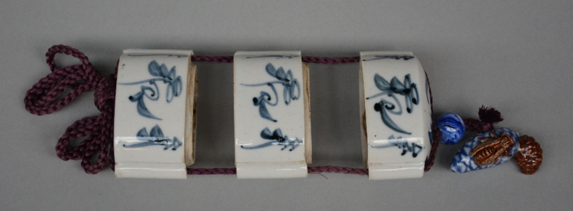 A Japanese blue and white decorated inr¨­, probably 18thC, H 10,5 cm - Bild 2 aus 4