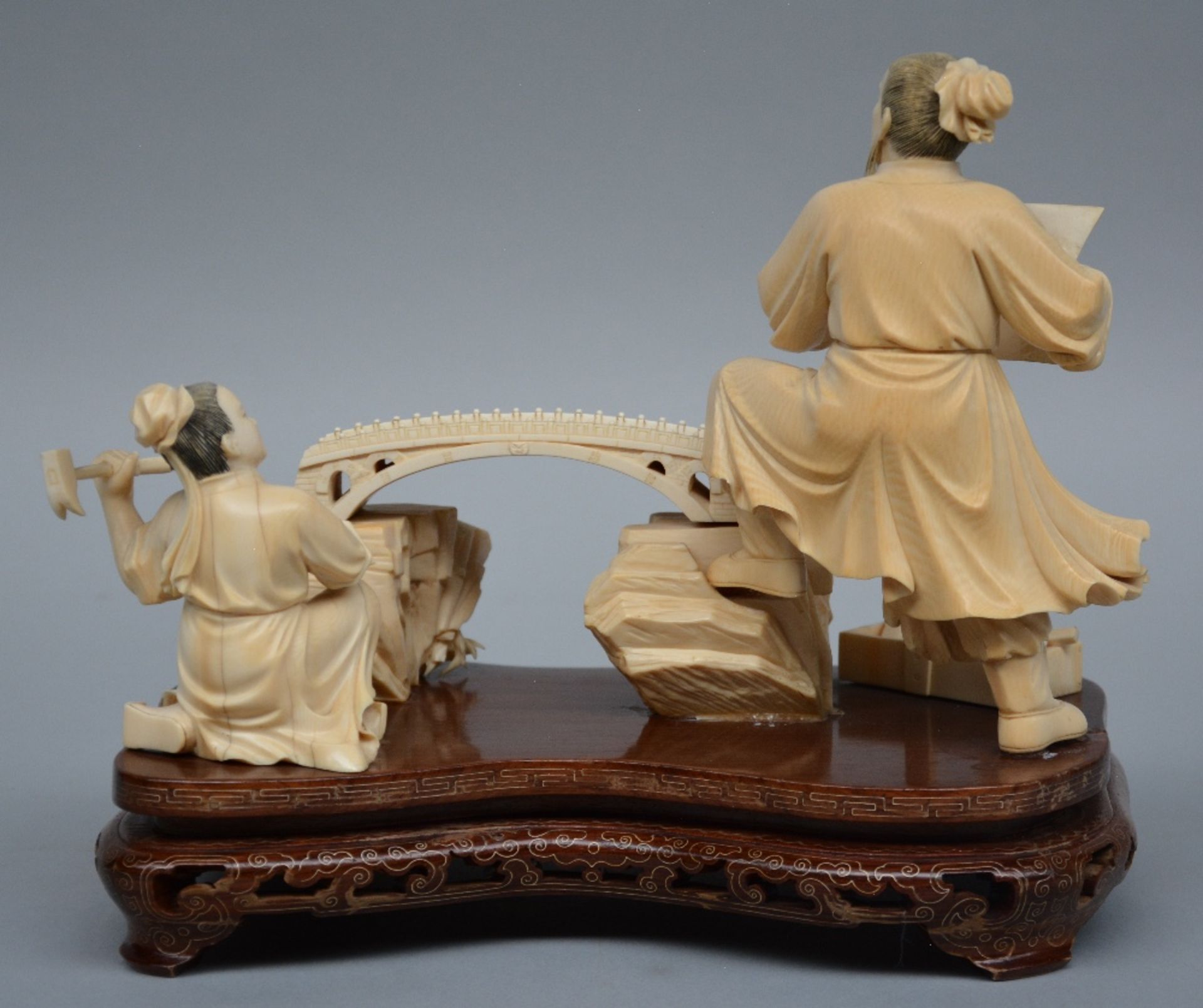 An exceptional Oriental ivory group on a wooden base, ca. 1900, H 24,5 - W 30 cm - Bild 3 aus 5