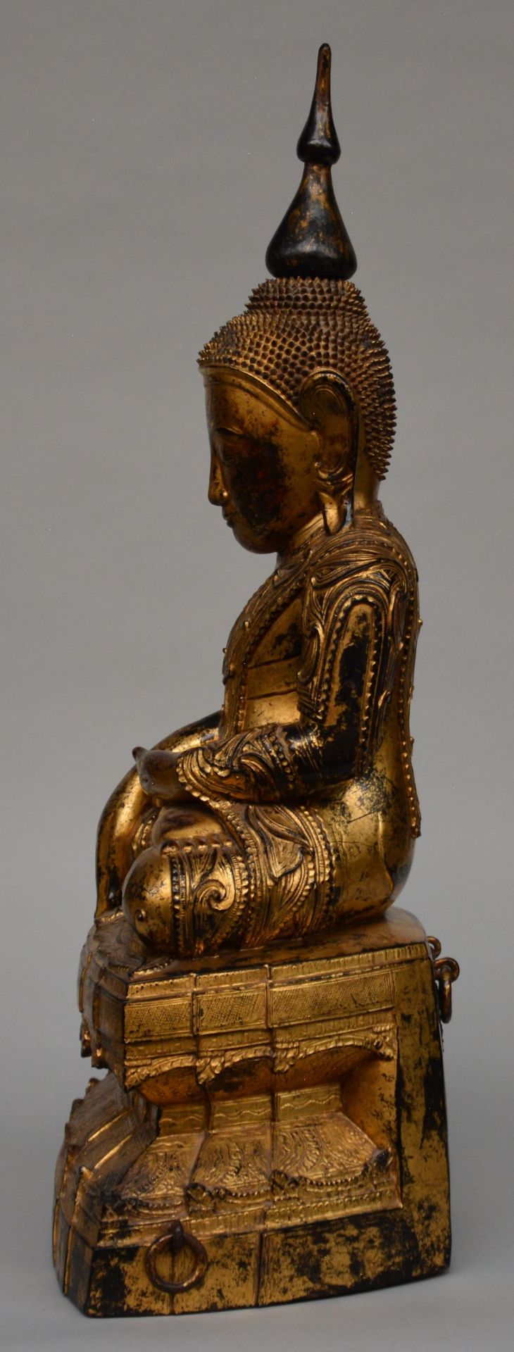 An Oriental gilt wooden sculpture of a seated Buddha, 18th/19thC, H 88 cm - Image 2 of 4