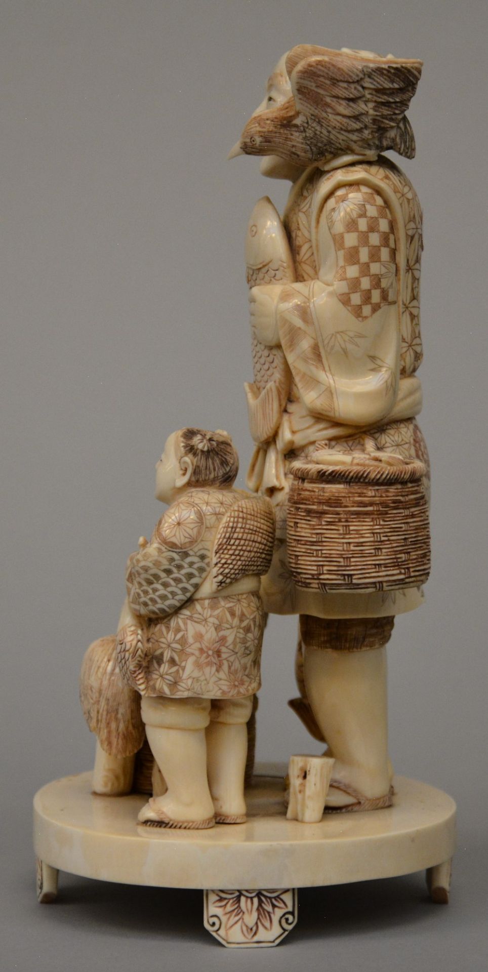 A Japanese ivory okimono of street vendors, Meiji period, H 26,5 cm - Weight 1.272 g - Image 2 of 6