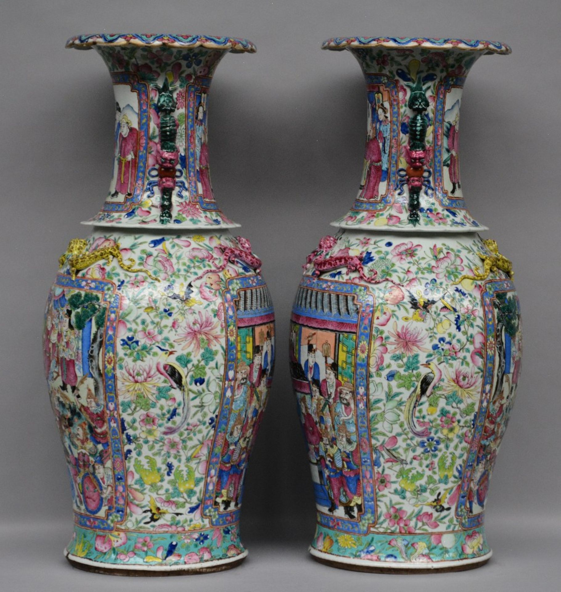A pair of Chinese impressive famille rose vases, decorated with warriors and a court scene, one vase - Bild 4 aus 7