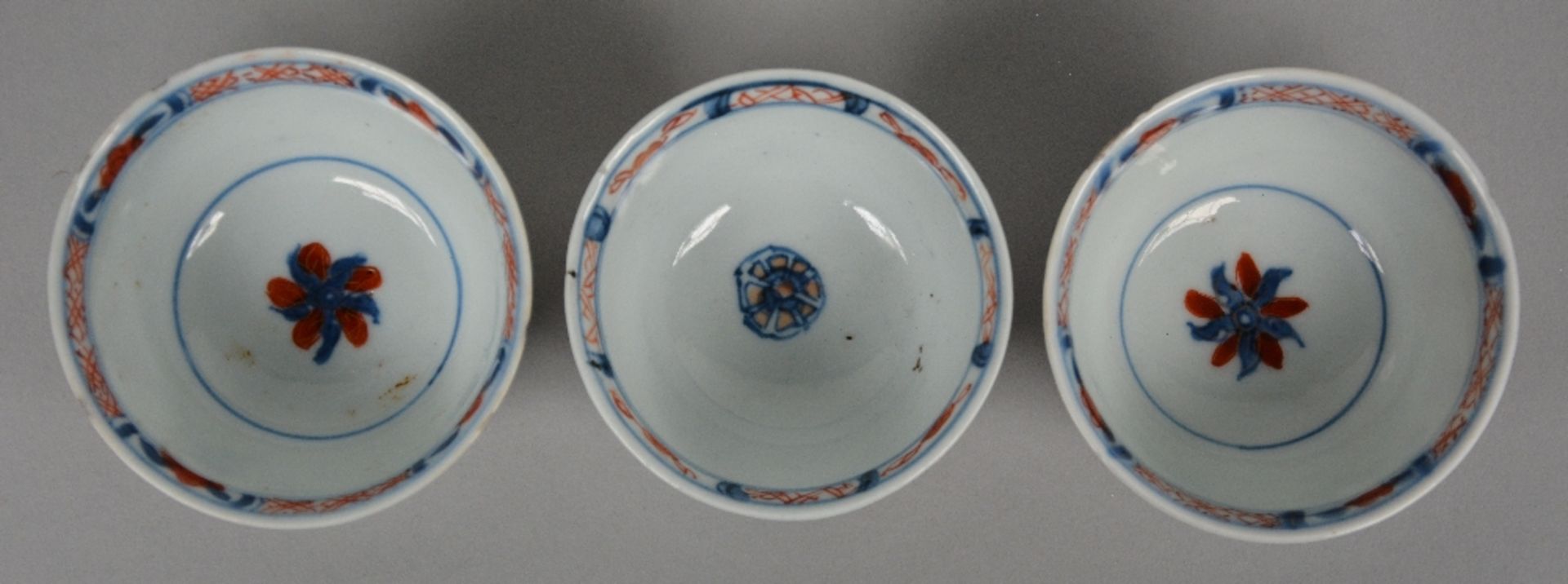 Ten Chinese cups and saucers with floral imari decoration, 18thC, Diameter 12 cm - 7,5 cm (chips on - Bild 6 aus 9
