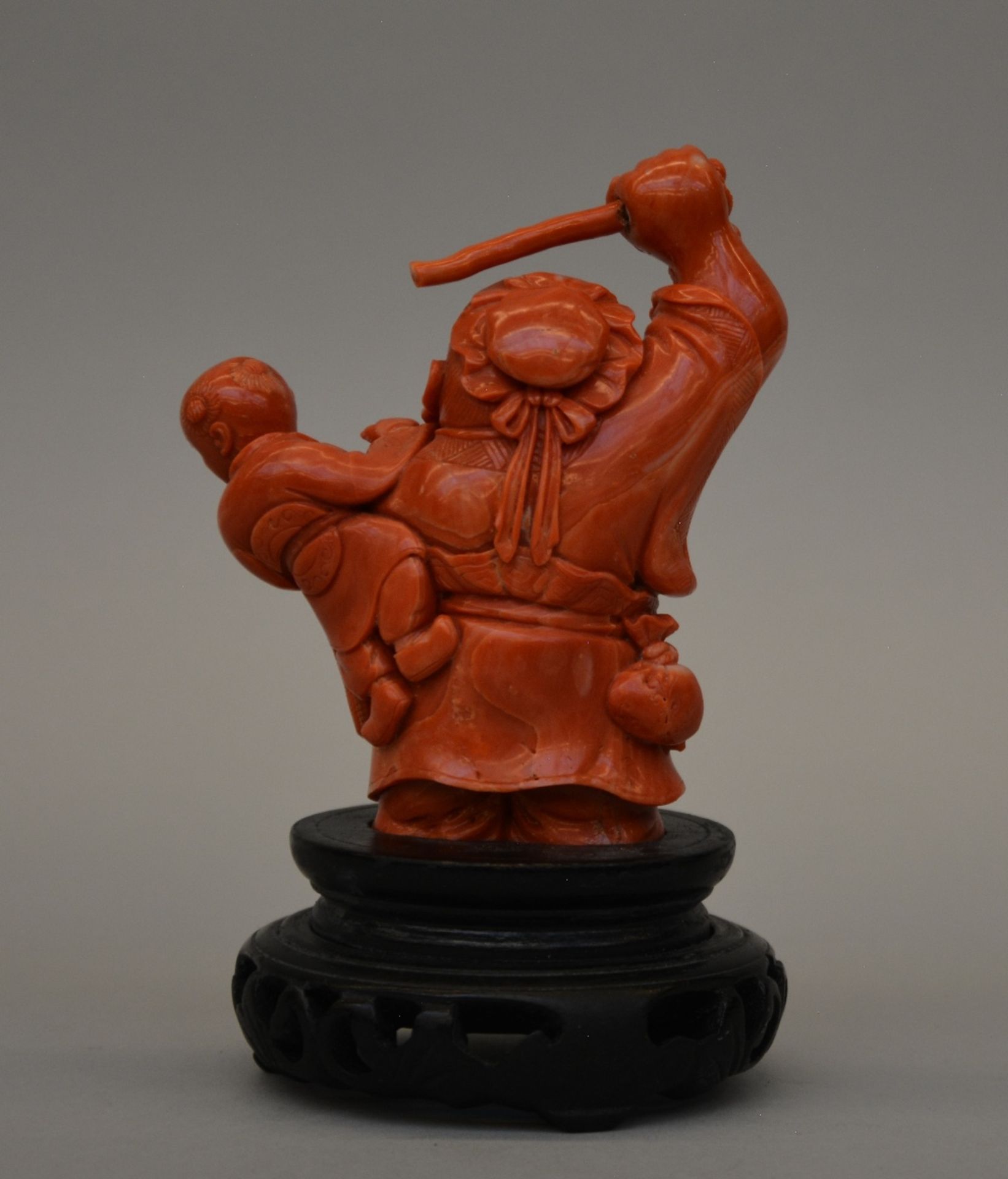 A Chinese carved red coral sculpture of an old man with a child, H 16,5 cm, Weight 565 g (minor - Bild 3 aus 6
