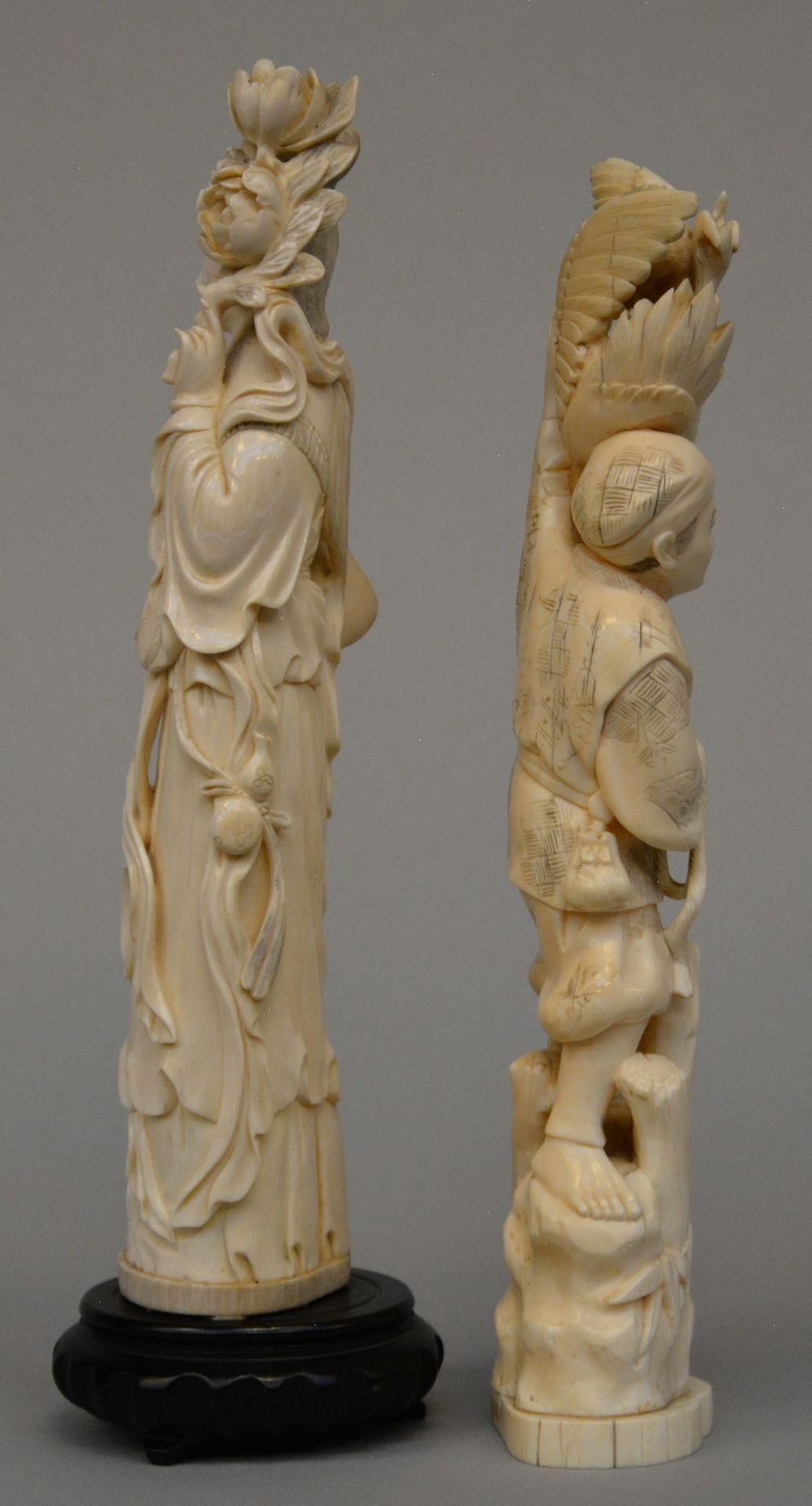 A Japanese ivory okimono figure of a man with a bird, late Meiji period, H 31,5 cm - Weight 888 g; - Image 4 of 5